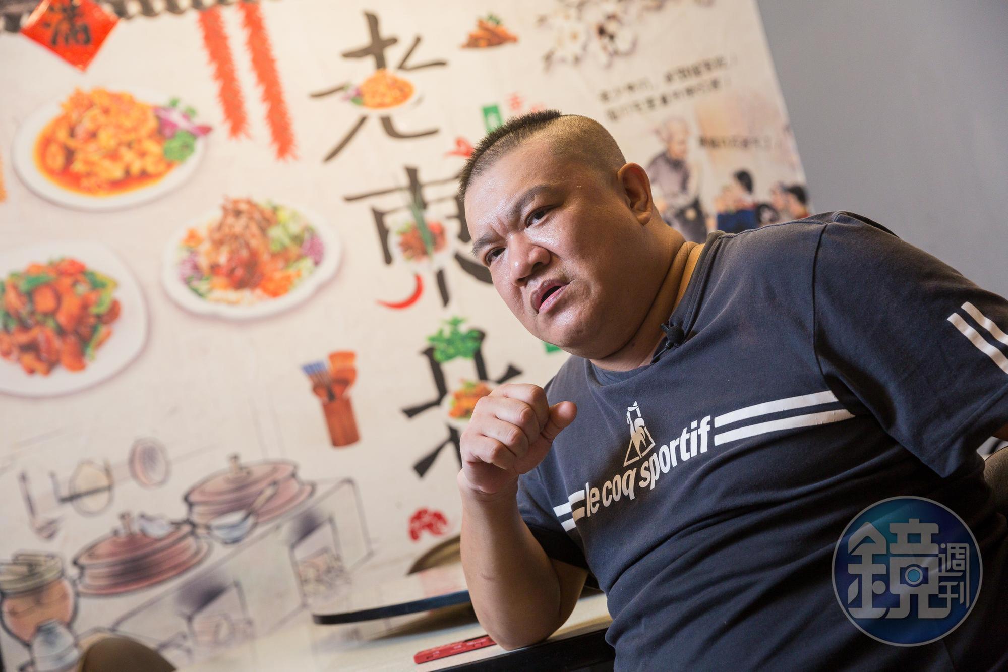 楊波曾是中國五星級飯店主廚，卻因投資失敗賠上婚姻與金錢，最低潮時遇見真愛，讓他不悔來台闖蕩。