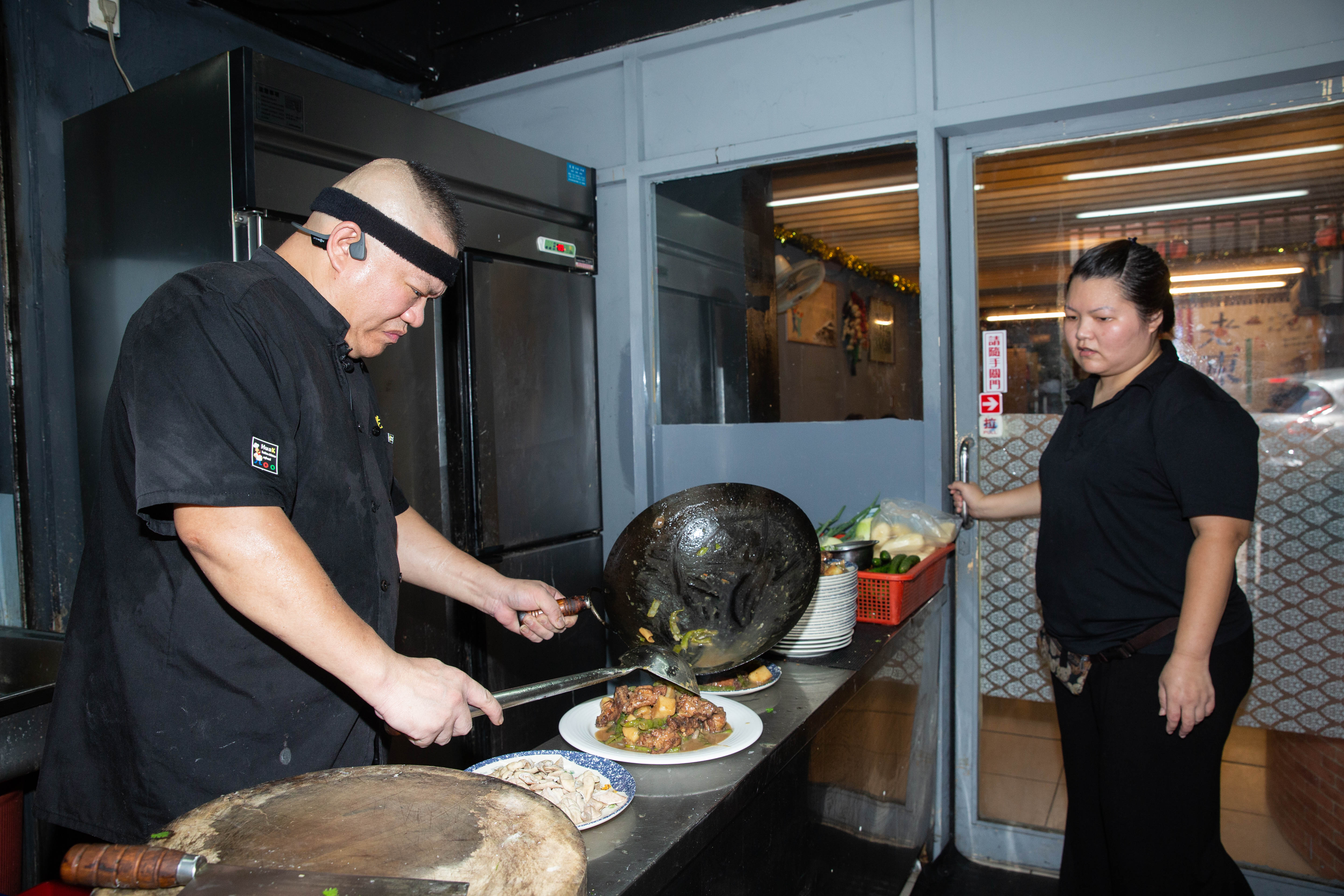 小店只有楊波(左)夫妻二人,熟客皆知菜催不得。