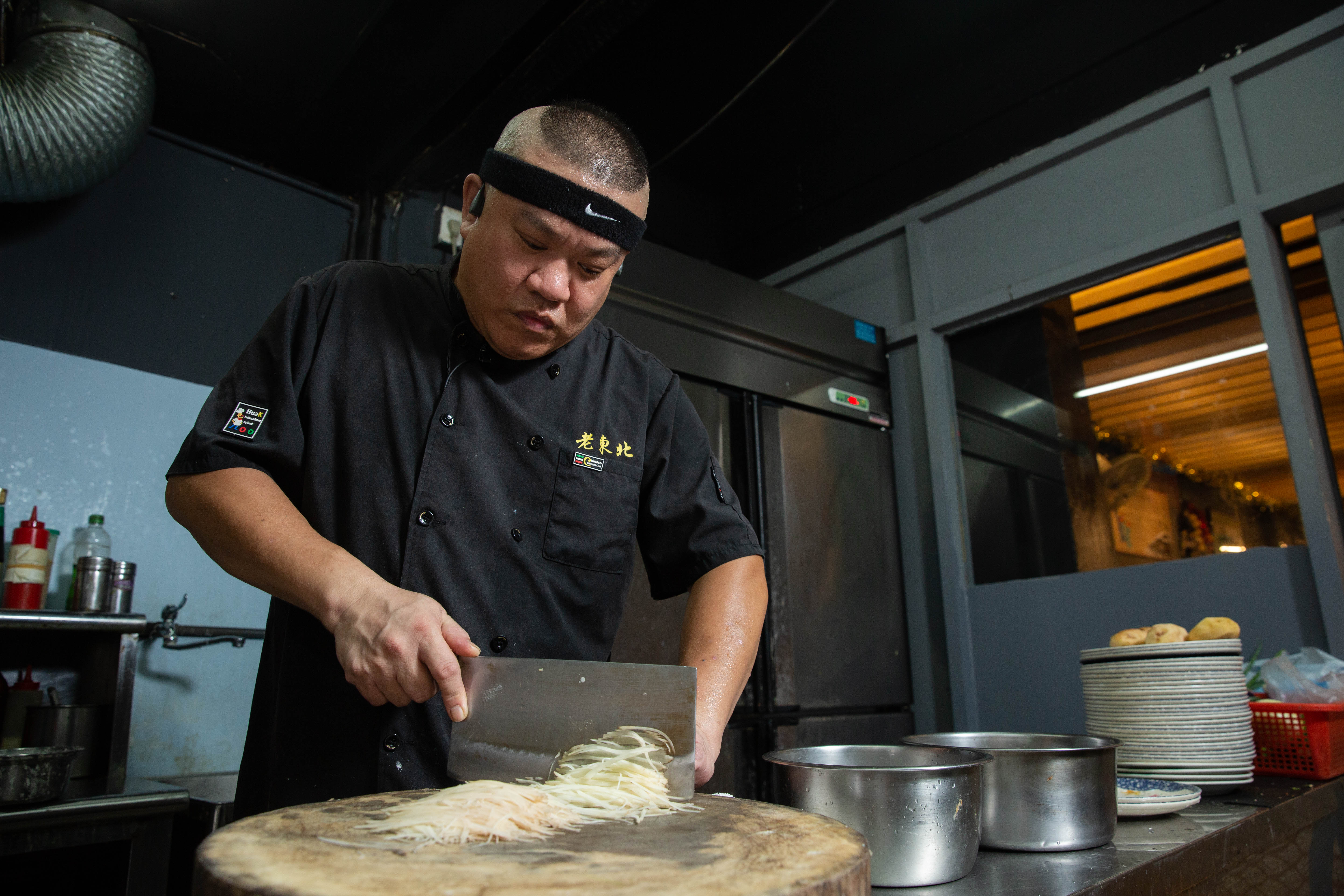 對楊波而言，開店最難的是算帳，他乾脆每一季調菜價，有漲也有降。