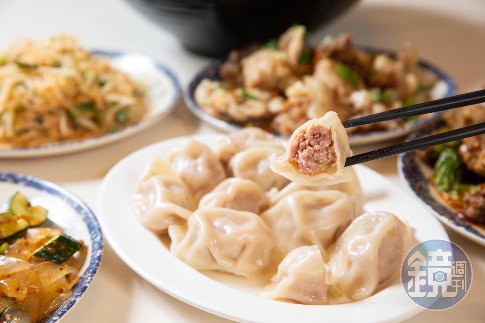 招牌水餃包入牛、魚、豬肉,是每桌必點的主食。(犇羴鱻水餃,100元/10顆)