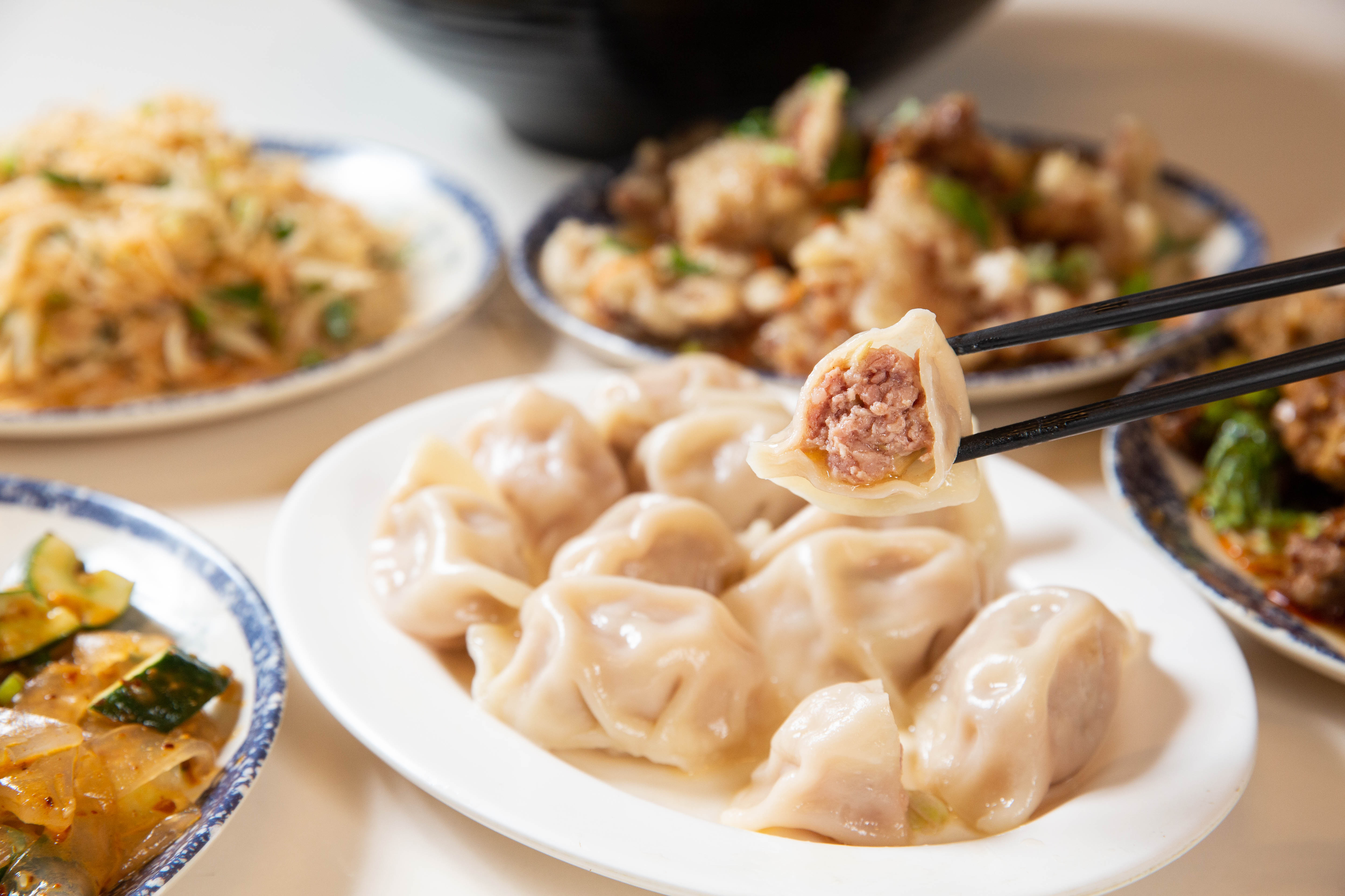 招牌水餃包入牛、魚、豬肉，是每桌必點的主食。（犇羴鱻水餃，100元/10顆）