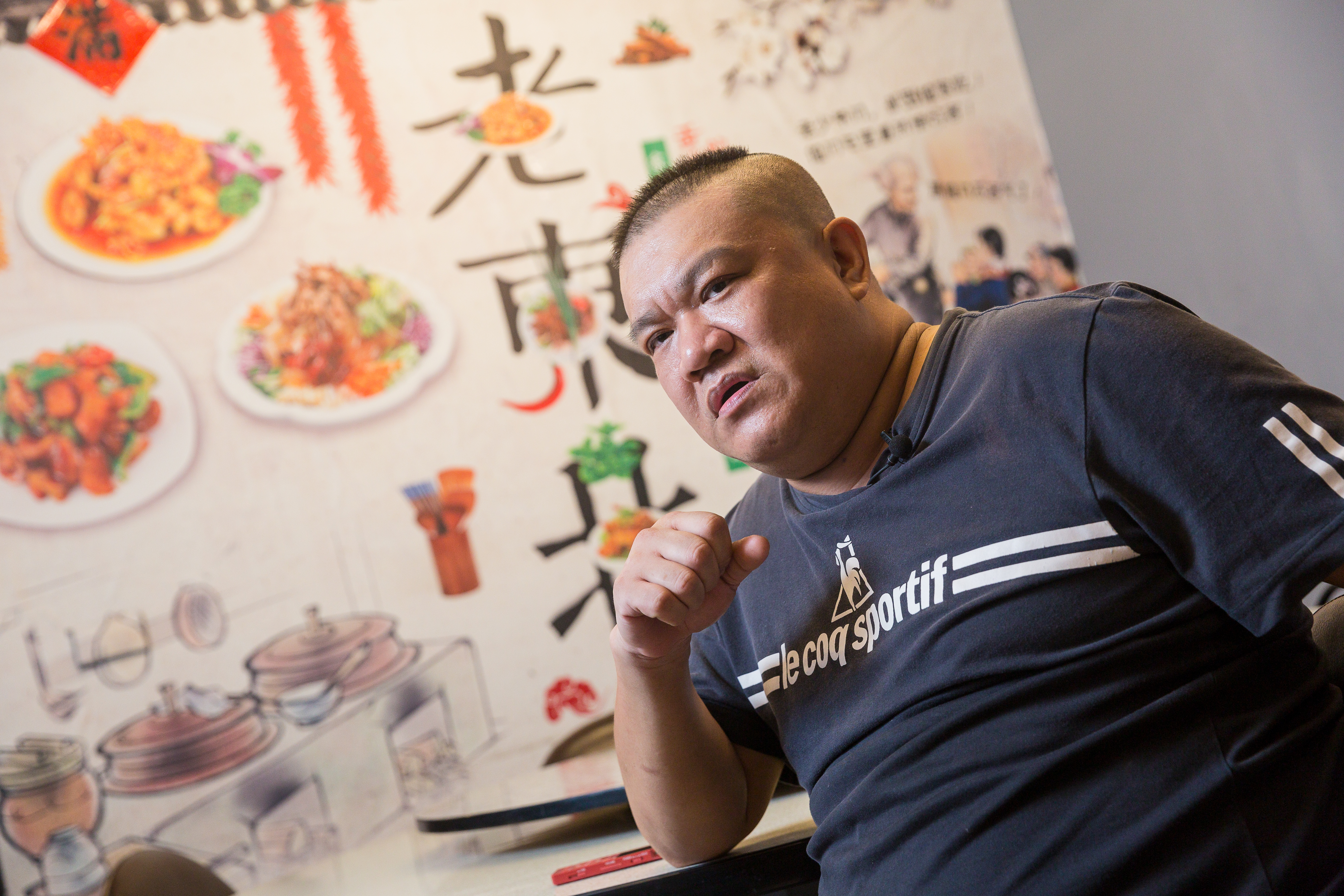 楊波來自中國吉林省延吉市,16歲就學廚的他擁有一手好廚藝,在台灣開餐館很受歡迎。