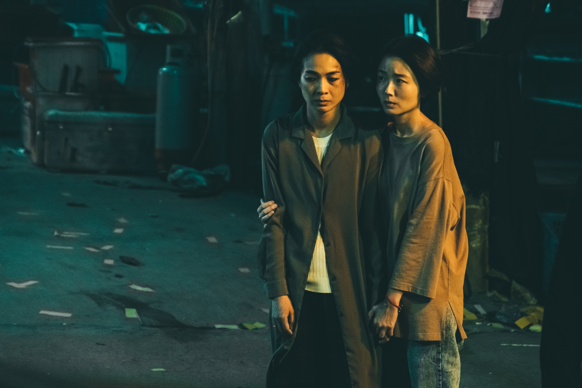 《馗降：粽邪2》許安植（右）與陳雪甄（左）的命運，牽動全劇情的走向，也讓觀眾替她們的安危喘不過氣。（華影國際提供）