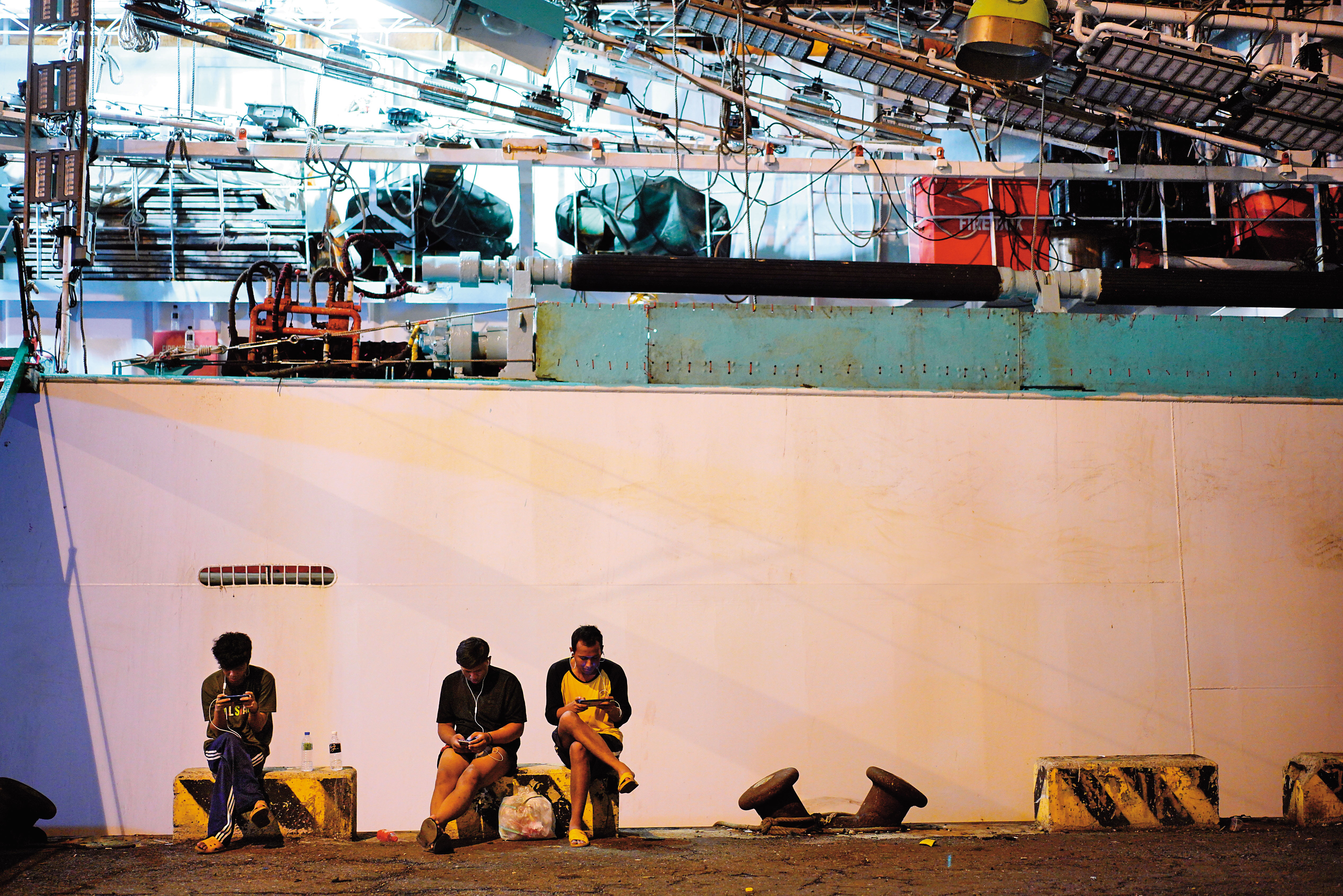 台灣多數大型遠洋漁船停靠高雄前鎮、小港，我們為採訪漁工多次前往港邊，6、7月時逢鮪延繩釣船及魷魚船回港旺季，港邊四處可見漁工身影。（示意畫面，圖非大旺號當事漁工）