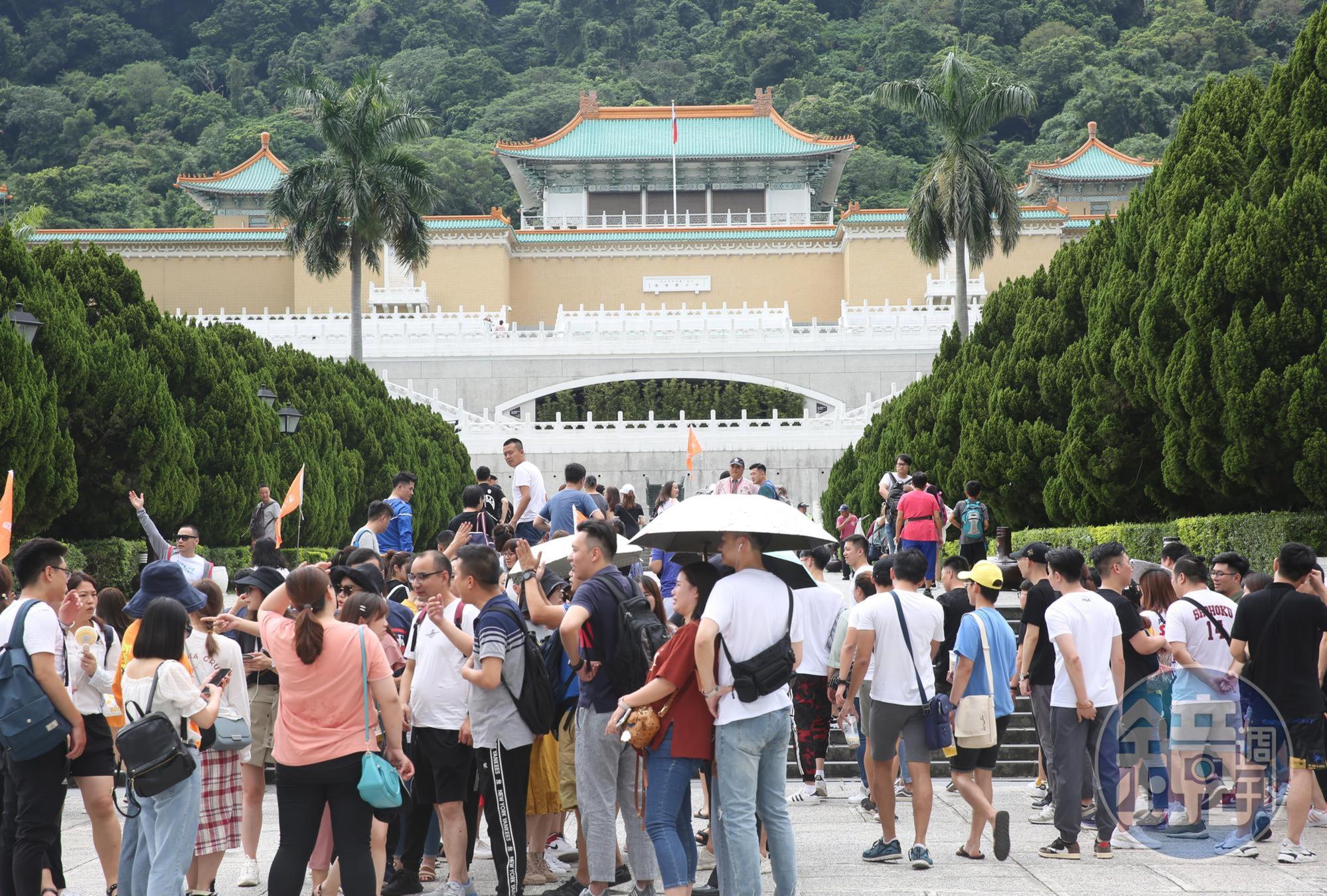 故宮博物院收藏無數國寶，每年吸引無數國內外遊客前來參訪，國民黨代表認為，若將門票收入歸給國民黨，黨就有收入來源了。（本刊資料照）