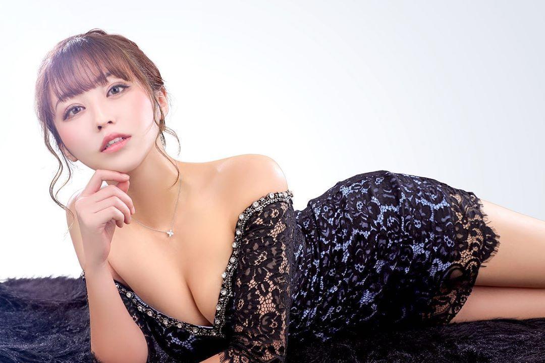 「Tenchim」橋本甜歌號稱F罩杯好身材是靠後天努力，卻遭踢爆根本是動了隆乳手術。（翻攝自橋本甜歌Instagram）