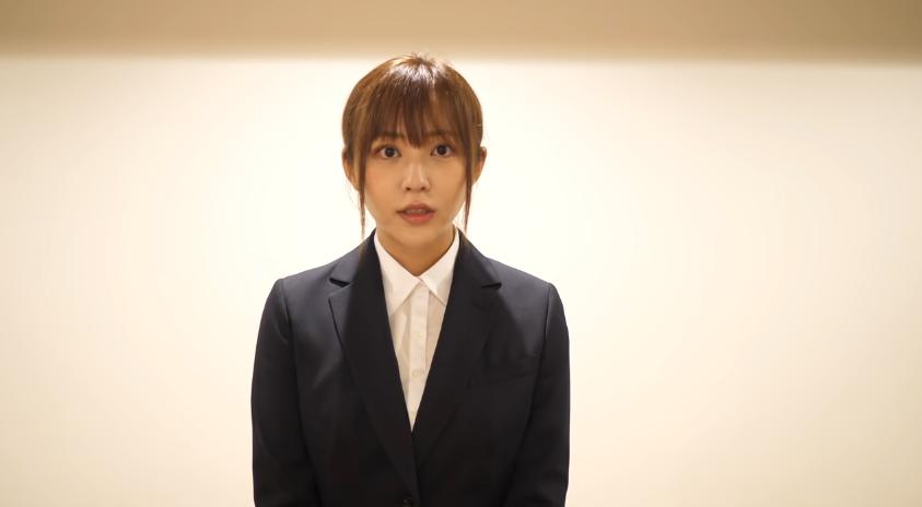 橋本甜歌錄製影片道歉,認了隆胸和呼麻。(翻攝自YouTube畫面)