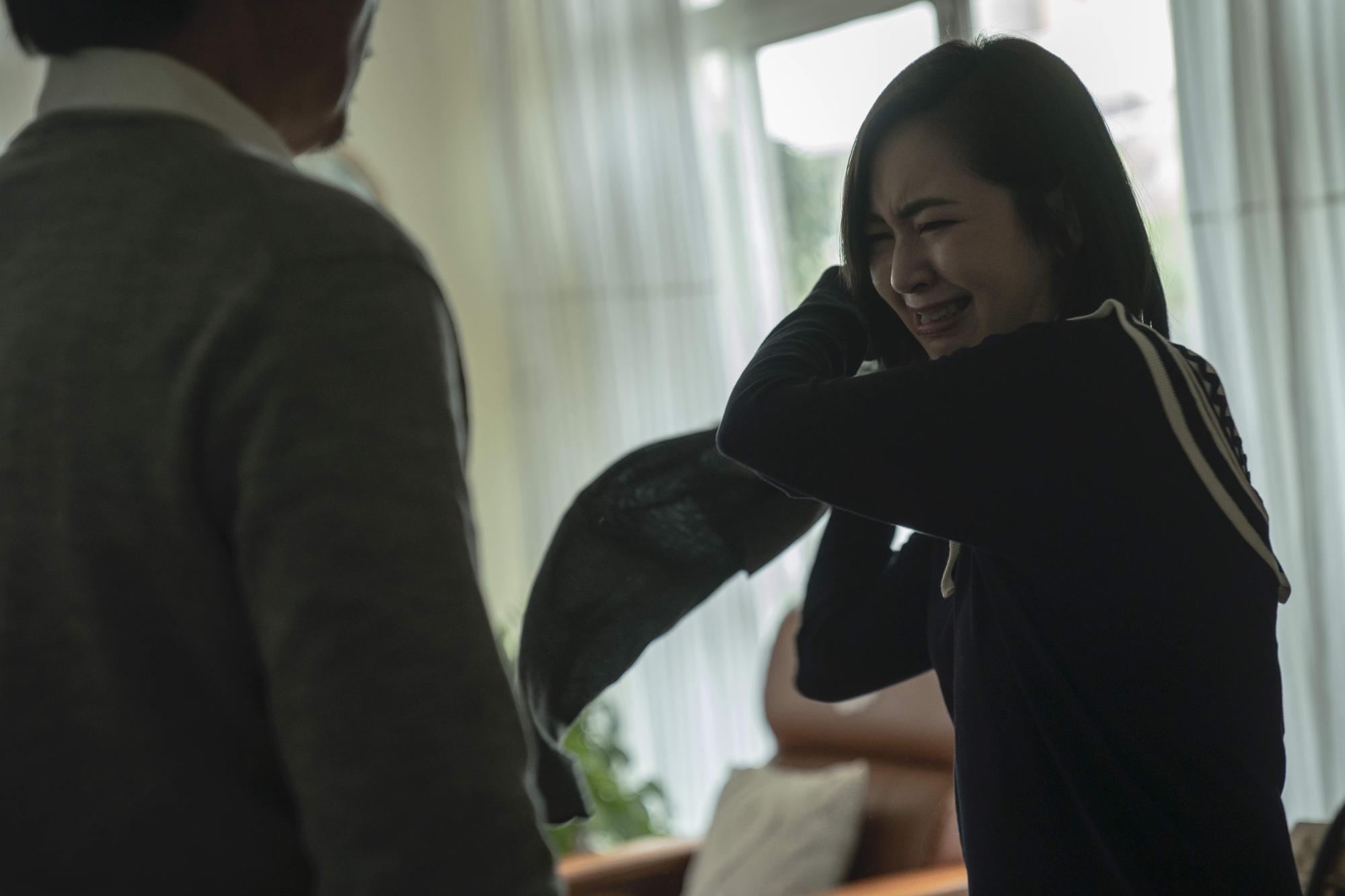 蔡燦得劇中質疑老公外遇,哭喊要不是有女兒小芳早就離婚。(LINE TV提供)