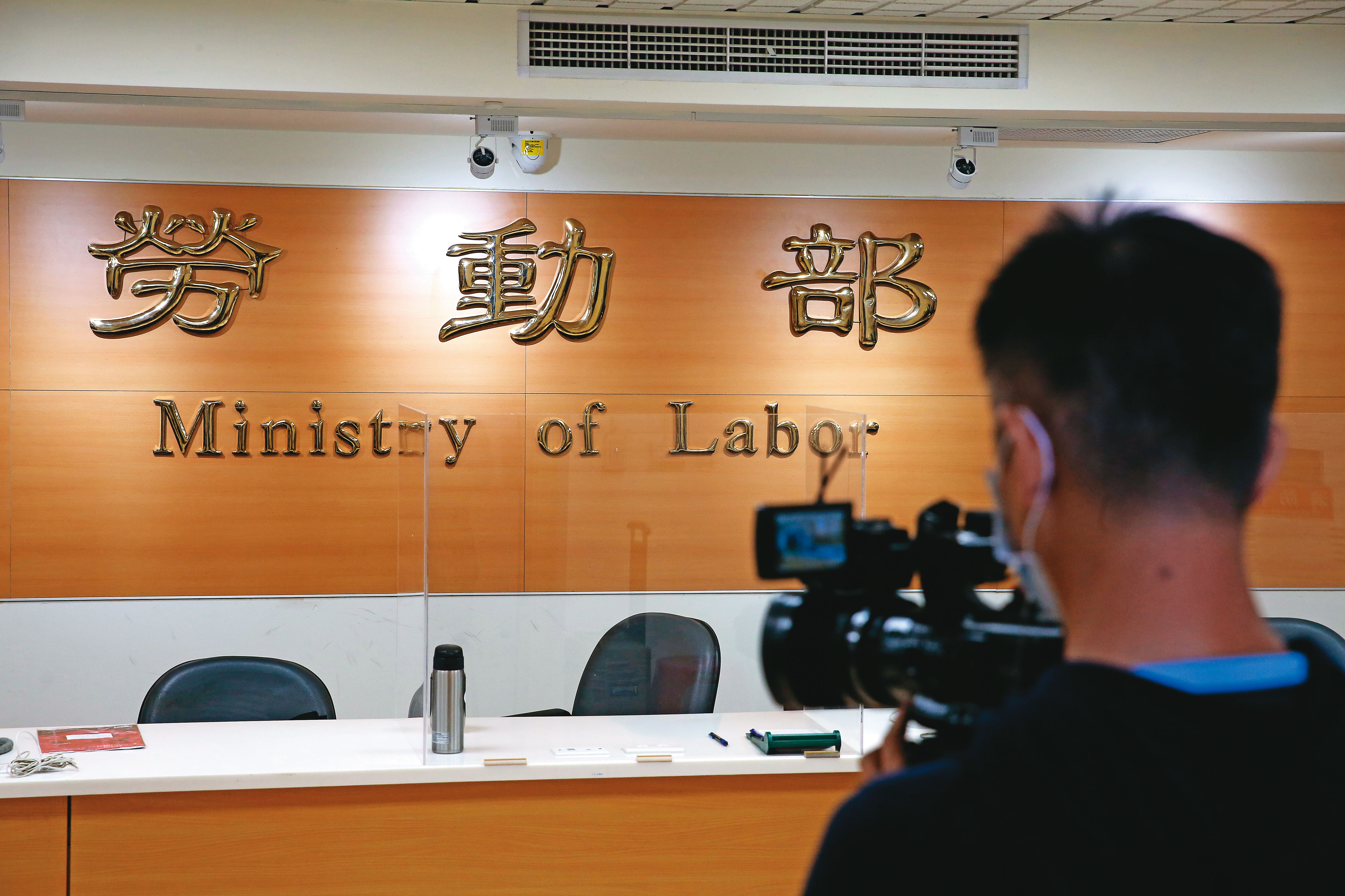 改革年金連方案都還沒推出，就先祭出預定刪砍額度。勞動部若不改這態度，必有苦頭好吃，等著退休勞工鬧大街。