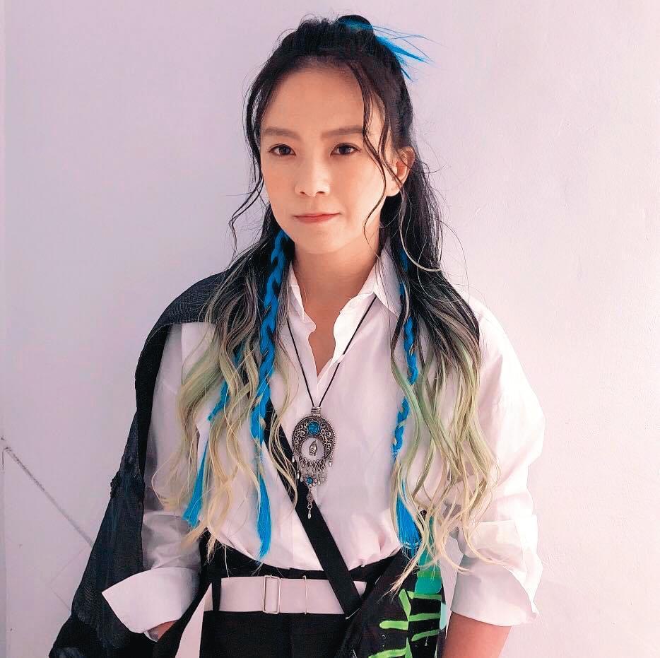 張芸京在友人鼓勵下，考取了街頭藝人執照，認為在街上唱歌也能帶給聽眾感動。（翻攝自張芸京臉書）