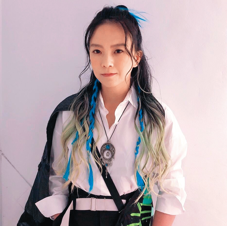 張芸京在友人鼓勵下，考取了街頭藝人執照，認為在街上唱歌也能帶給聽眾感動。（翻攝自張芸京臉書）