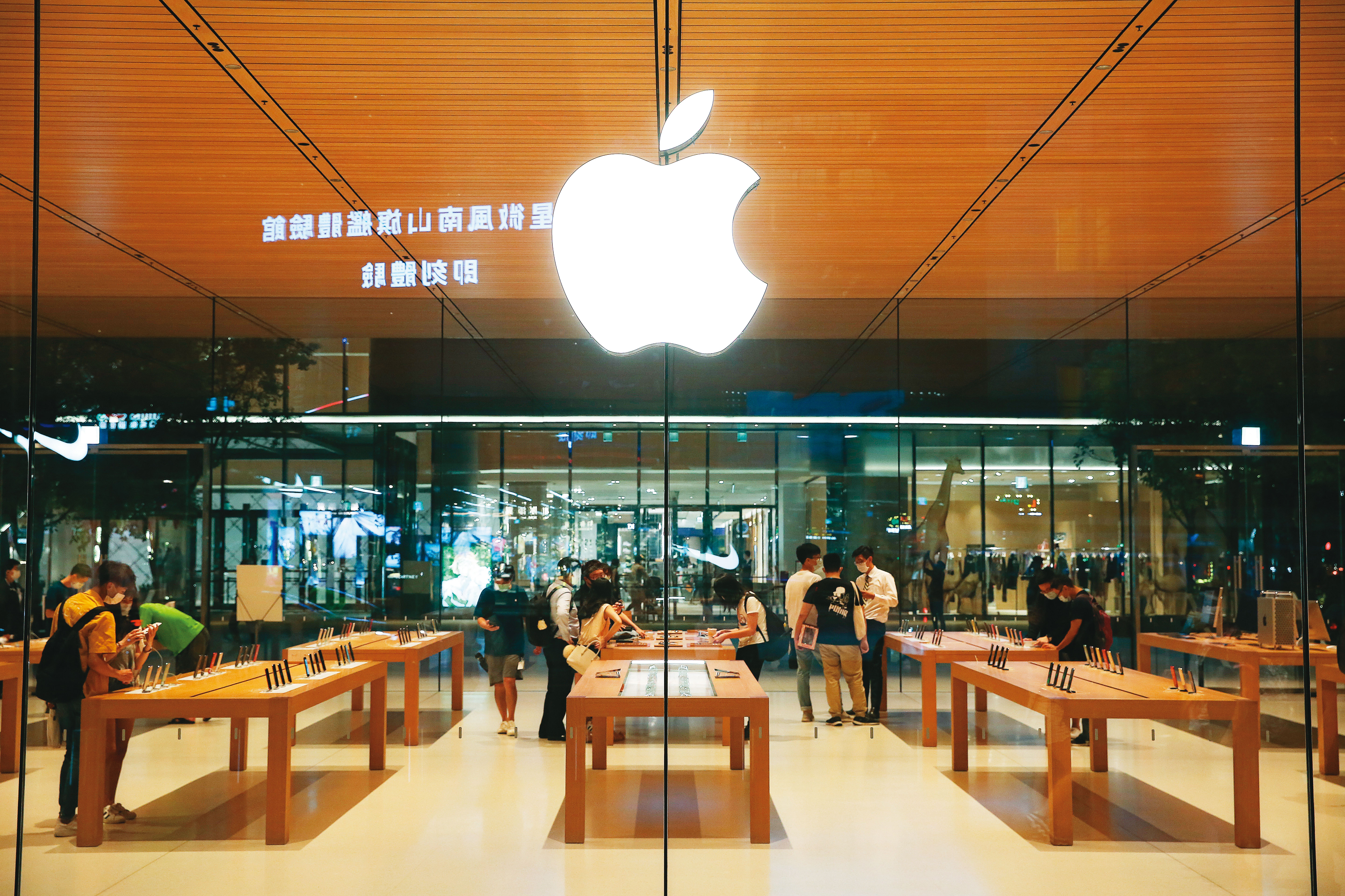 蘋果宣布進行股票分割，短短一個月股價上漲了34％，也推升本益比達近40倍。