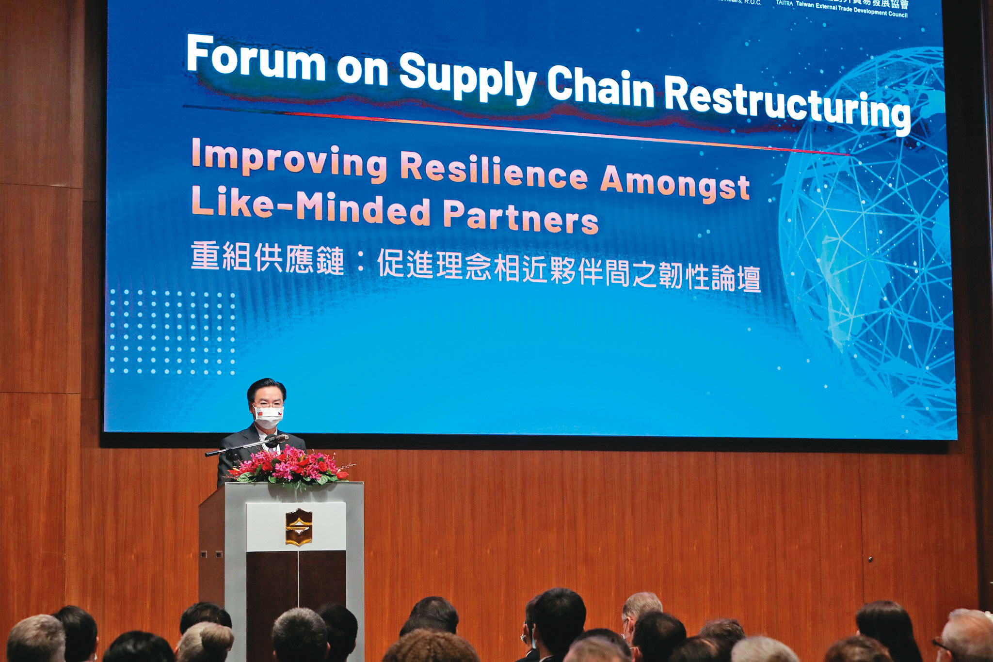上週五我國外交部、經濟部與美、日、歐等駐台代表處，共同舉辦「重組供應鏈：促進理念相近夥伴間之韌性論壇」，為了疫情過後的經貿合作，展開超前部署。（外交部提供）
