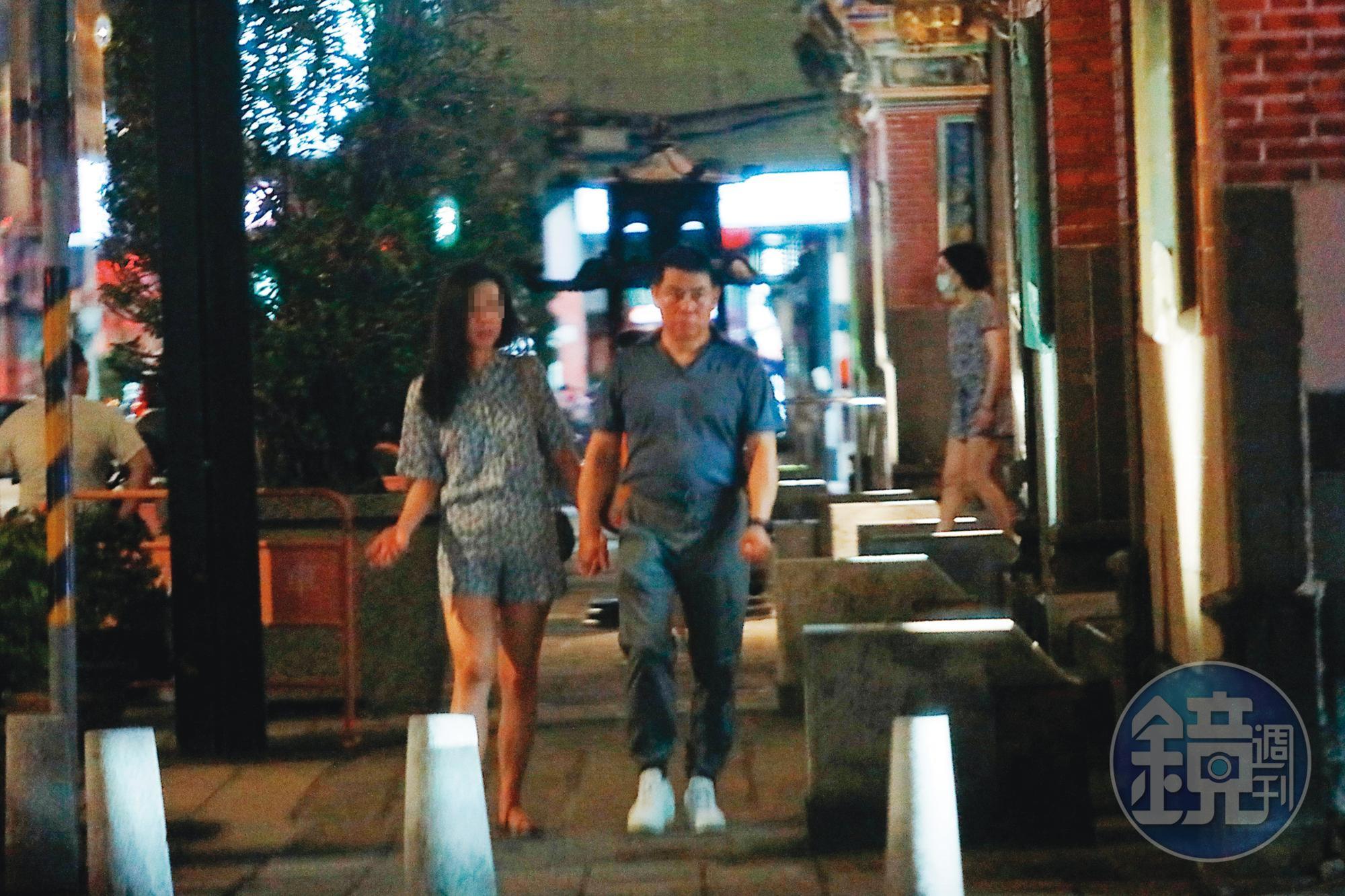 08/07  20 : 27　新北市消防局科長程昌興（右）與小三A女（左）十指緊扣，在保安宮附近散步。