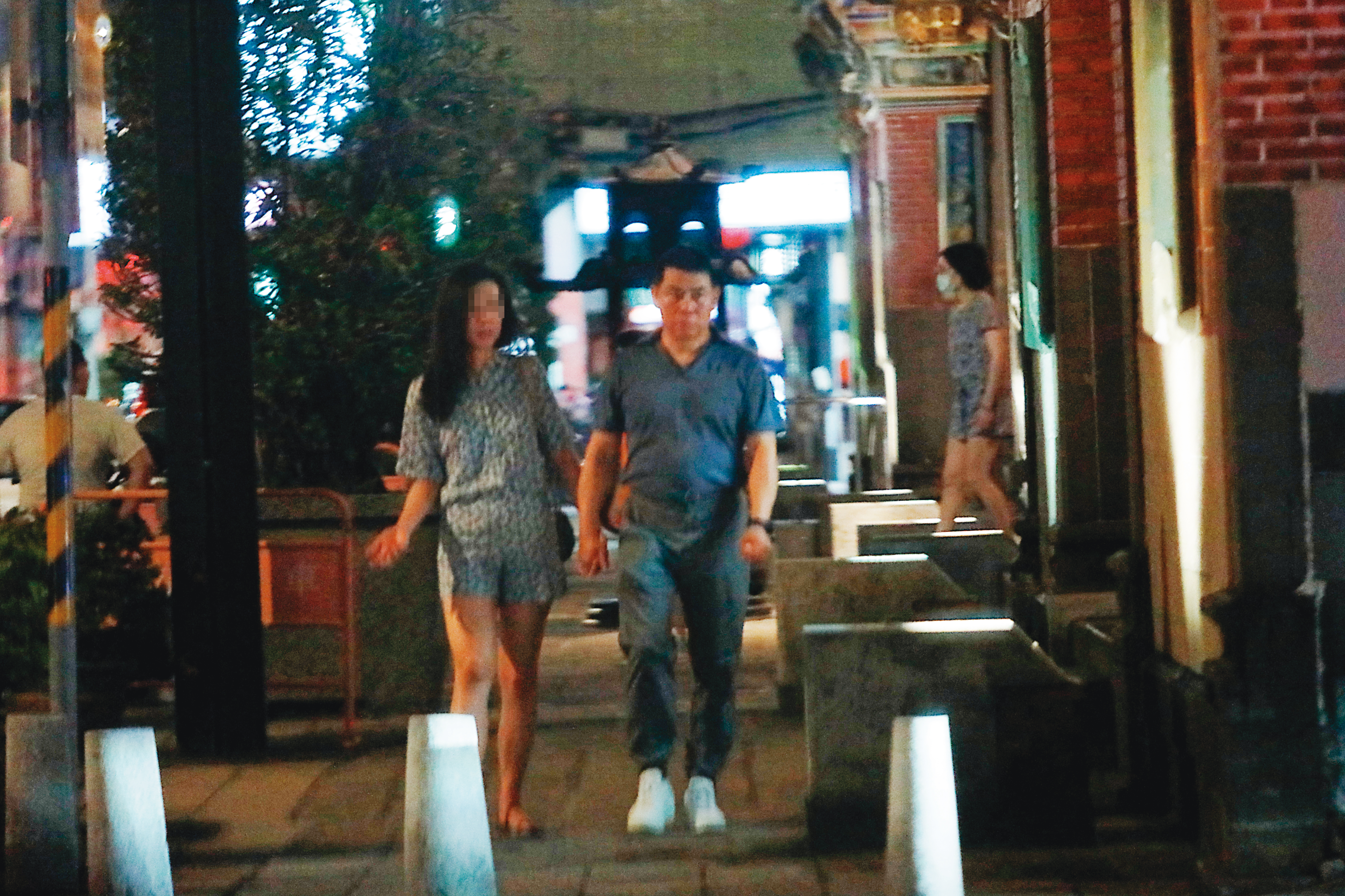 08/07 20 : 27 新北市消防局科長程昌興(右)與小三A女(左)十指緊扣,在保安宮附近散步。