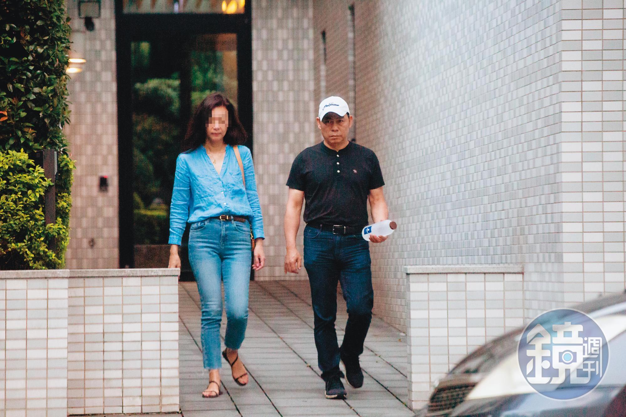 08/12 17:51 程昌興(右)一下班就趕到A女(左)香閨,之後2人一起出門覓食。