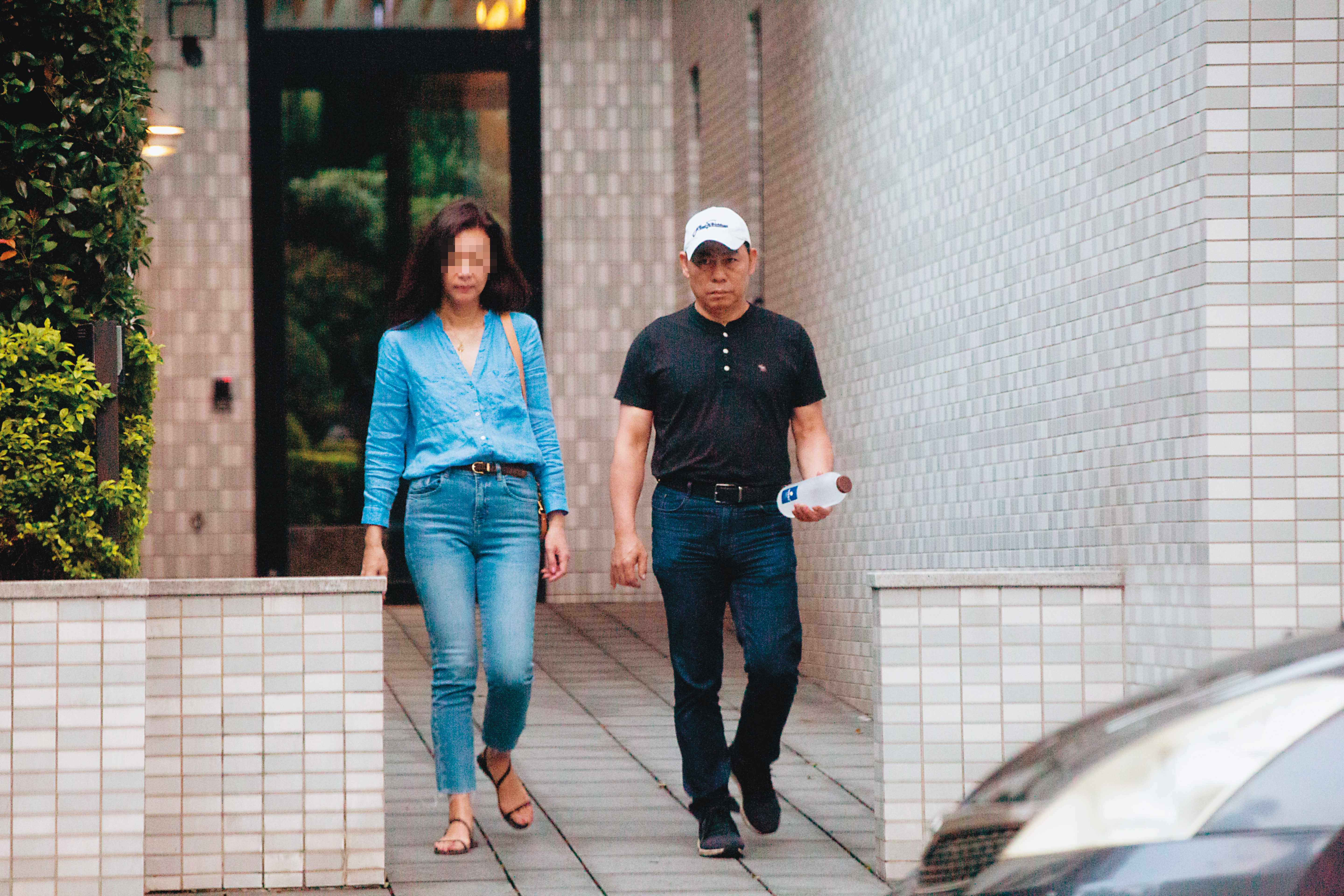 08/12 17：51 程昌興（右）一下班就趕到A女（左）香閨，之後2人一起出門覓食。