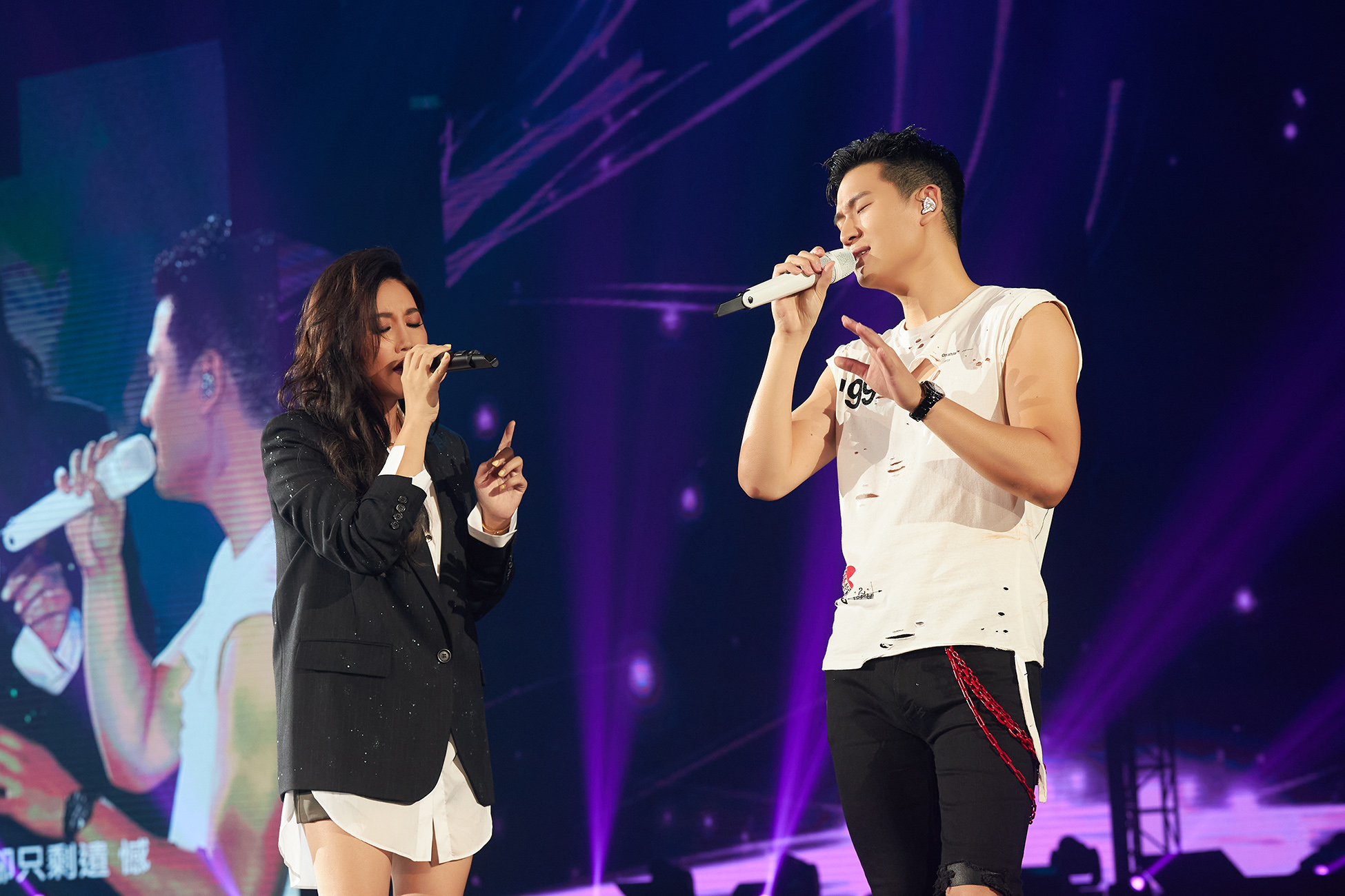 周興哲(Eric)高雄第2場邀請師姐A-Lin擔任嘉賓,並一起合唱〈幸福太短〉。(星空飛騰提供)