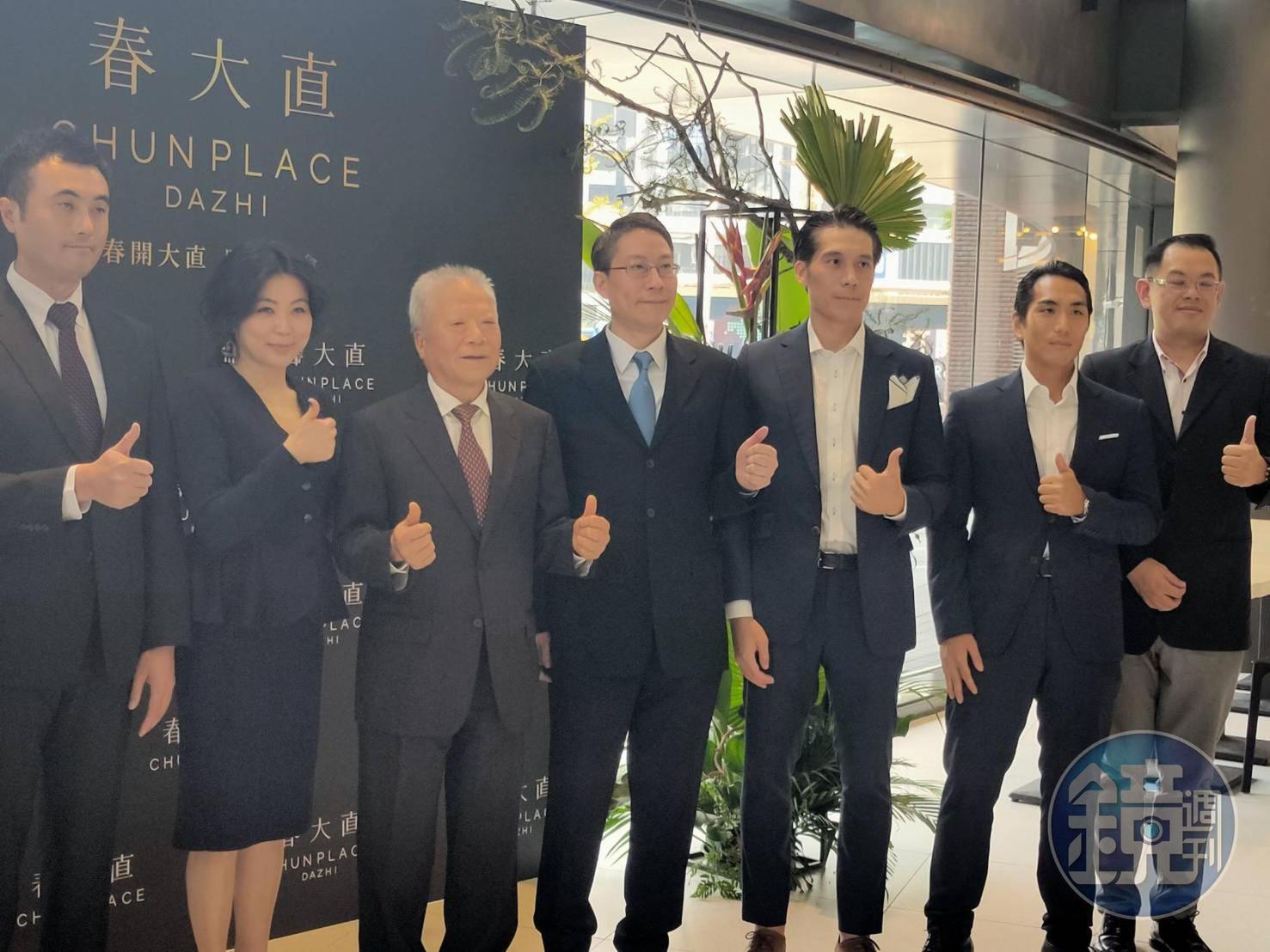 永紅集團旗下「春大直」商場9月開始試營運，董事長楊秀光（左3）特地出席次子、執行長楊國裕（中）一手打造的商場開幕記者會。