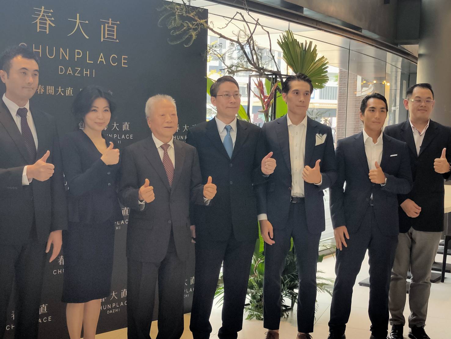 永紅集團旗下「春大直」商場9月開始試營運，董事長楊秀光（左3）特地出席次子、執行長楊國裕（中）一手打造的商場開幕記者會。