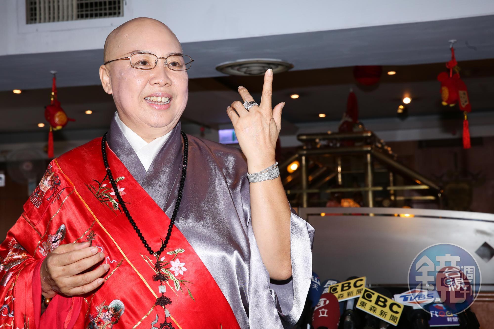 恆述秀出手上鑽石戒指和手錶,都是國外土豪贈送,表示自己經濟無虞。