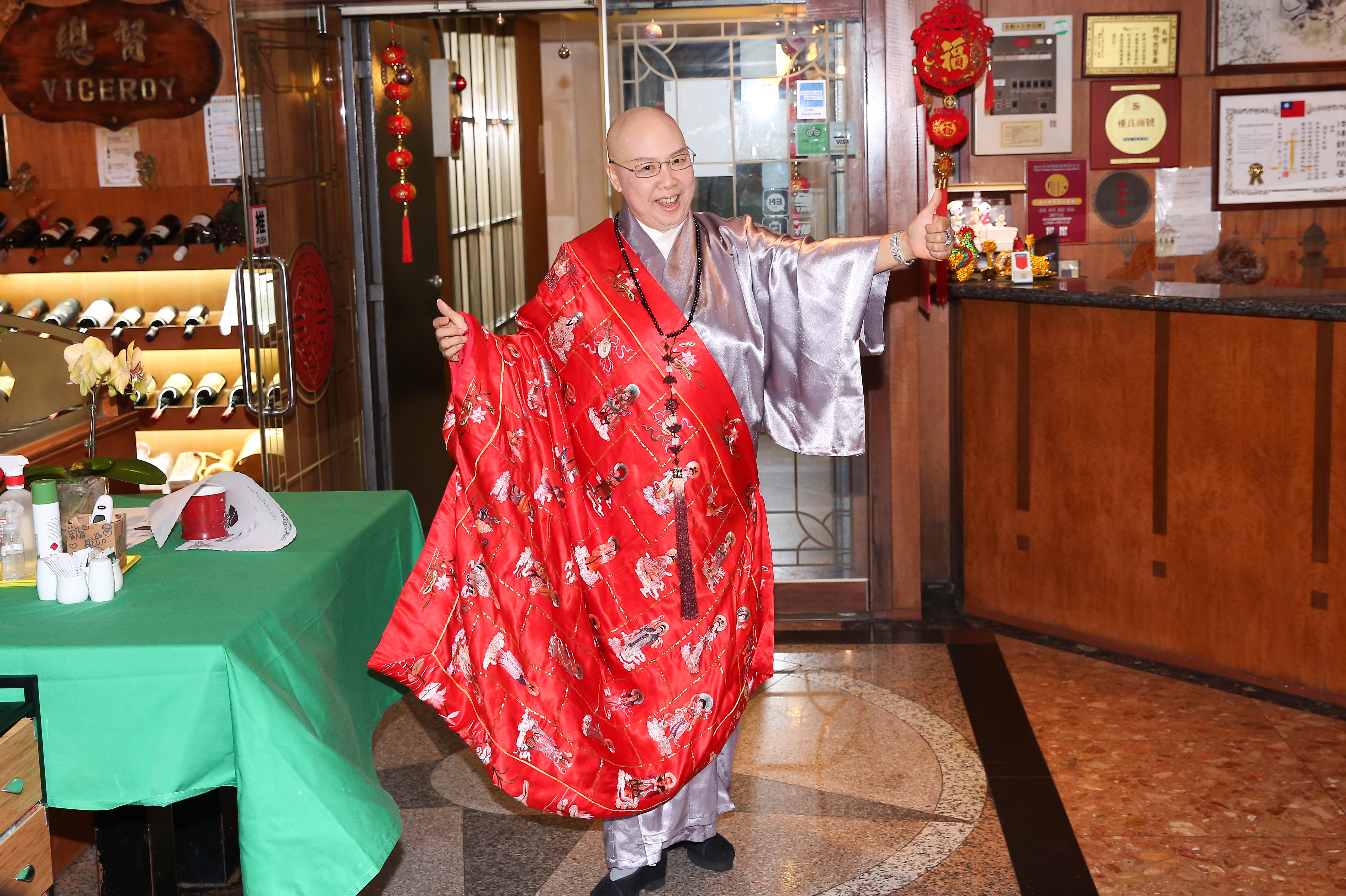 恆述法師透露已有「神豪」捐獻她百萬美金，幫助自己度過欠債危機。