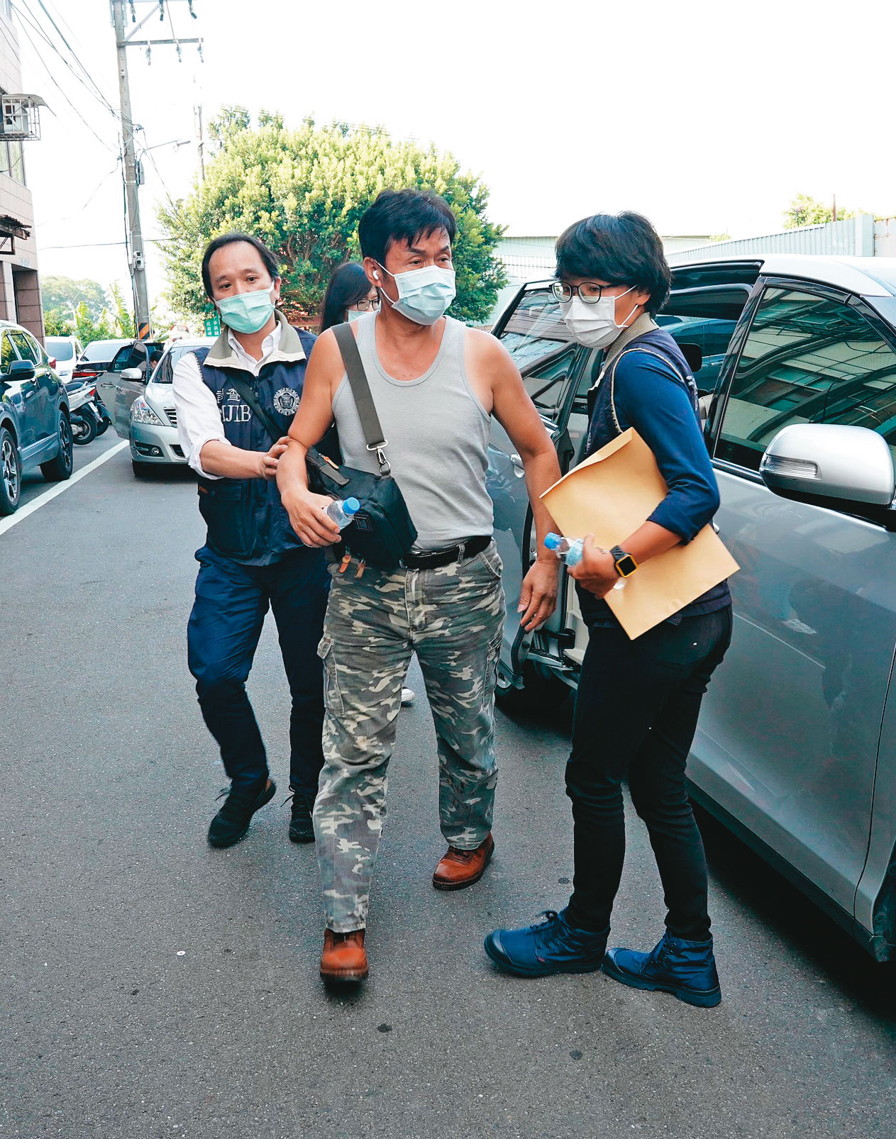 身為口罩國家隊之一的加利科技爆出以中國製口罩混充實名制台製口罩，遭檢方羈押的負責人林明進，因坦承犯罪已以350萬元交保。