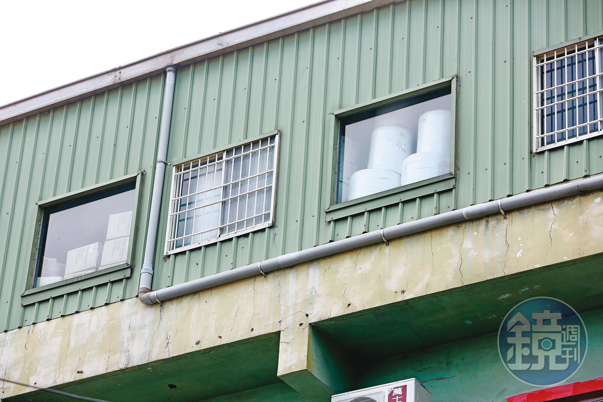 成立23年的加利科技的口罩工廠就位於新北市八里,廠內堆放許多口罩原料。