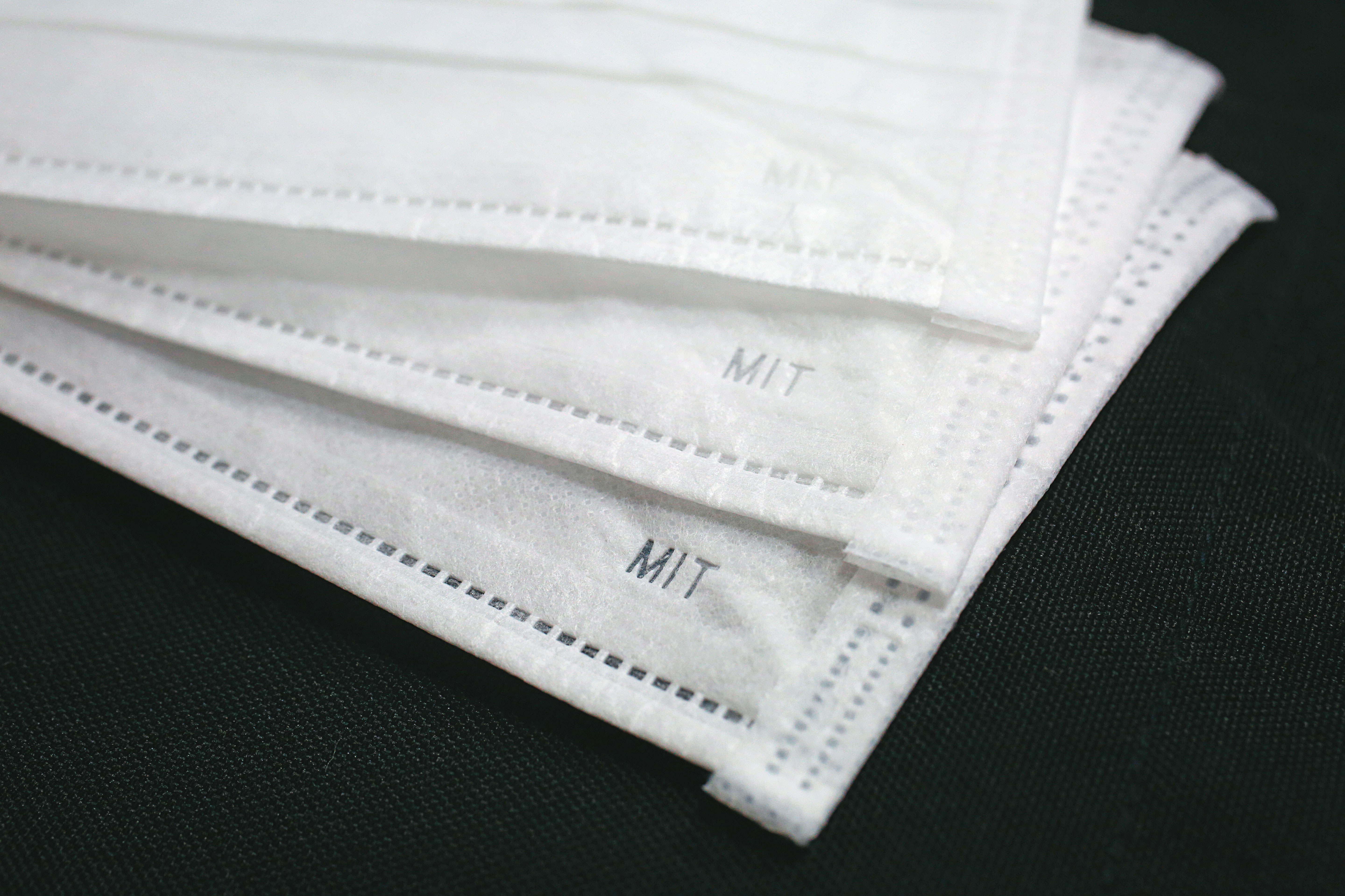 防堵混充口罩事件重演，政府有意要求口罩逐片用鋼印標示「MD（醫用）」或原產地。