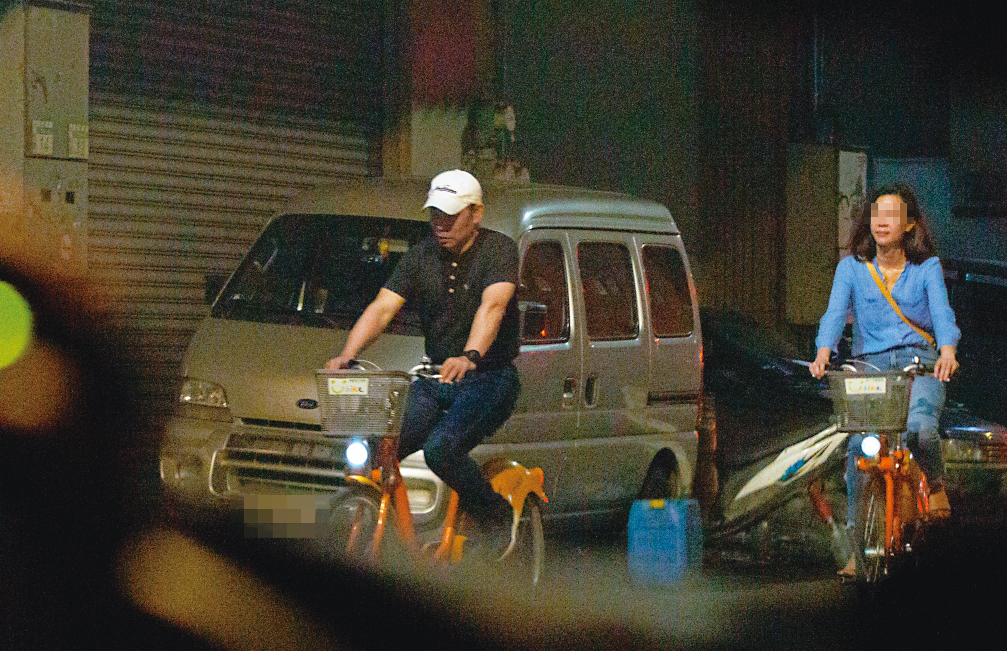 08/12 18 : 34 程昌興(左)與A女(右)晚餐後騎YouBike從中和回板橋。