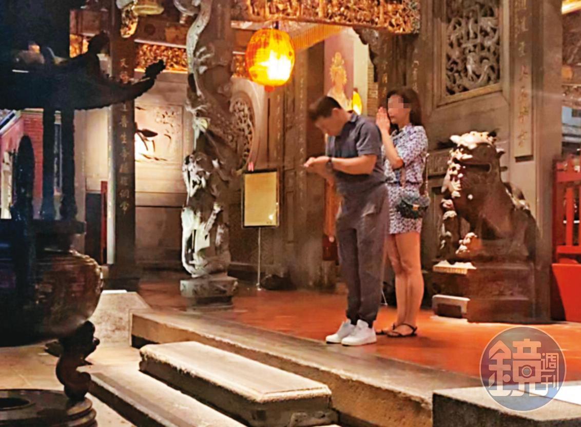 08/07 20 : 08 程昌興(左)與A女(右)有共同信仰,經常一起到台北市大龍峒的保安宮參拜。