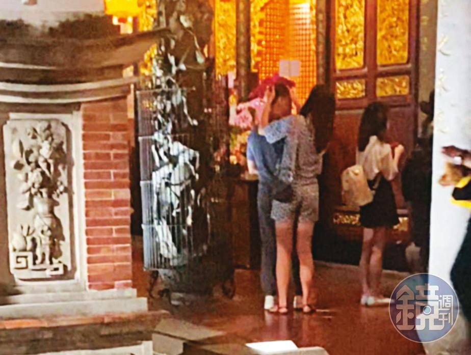 08/07 20 : 19 晚餐約會的過程中,A女不斷起身幫程昌興擦汗。