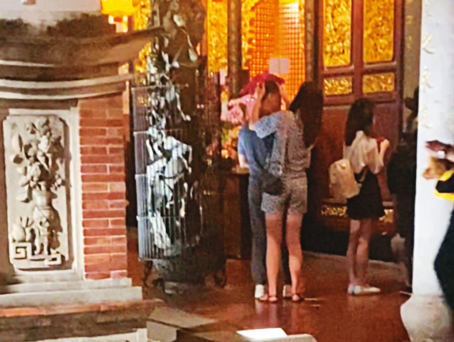 08/07  20 : 19　晚餐約會的過程中，A女不斷起身幫程昌興擦汗。