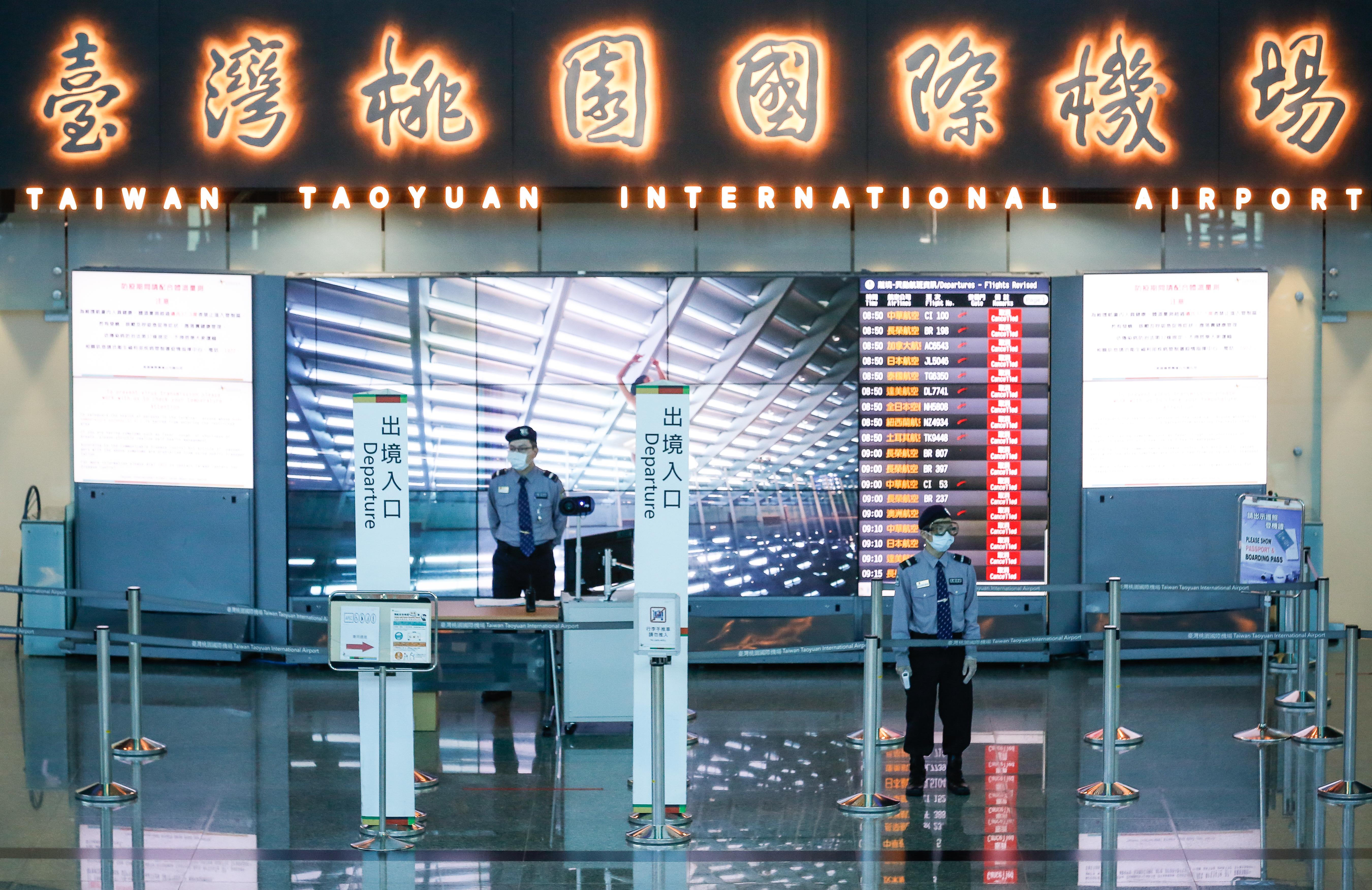 日本政府今起，鬆綁台灣商務人士入境管制，充分顯示日對台防疫成效的肯定。圖為桃園機場出境入口。（本刊資料照）
