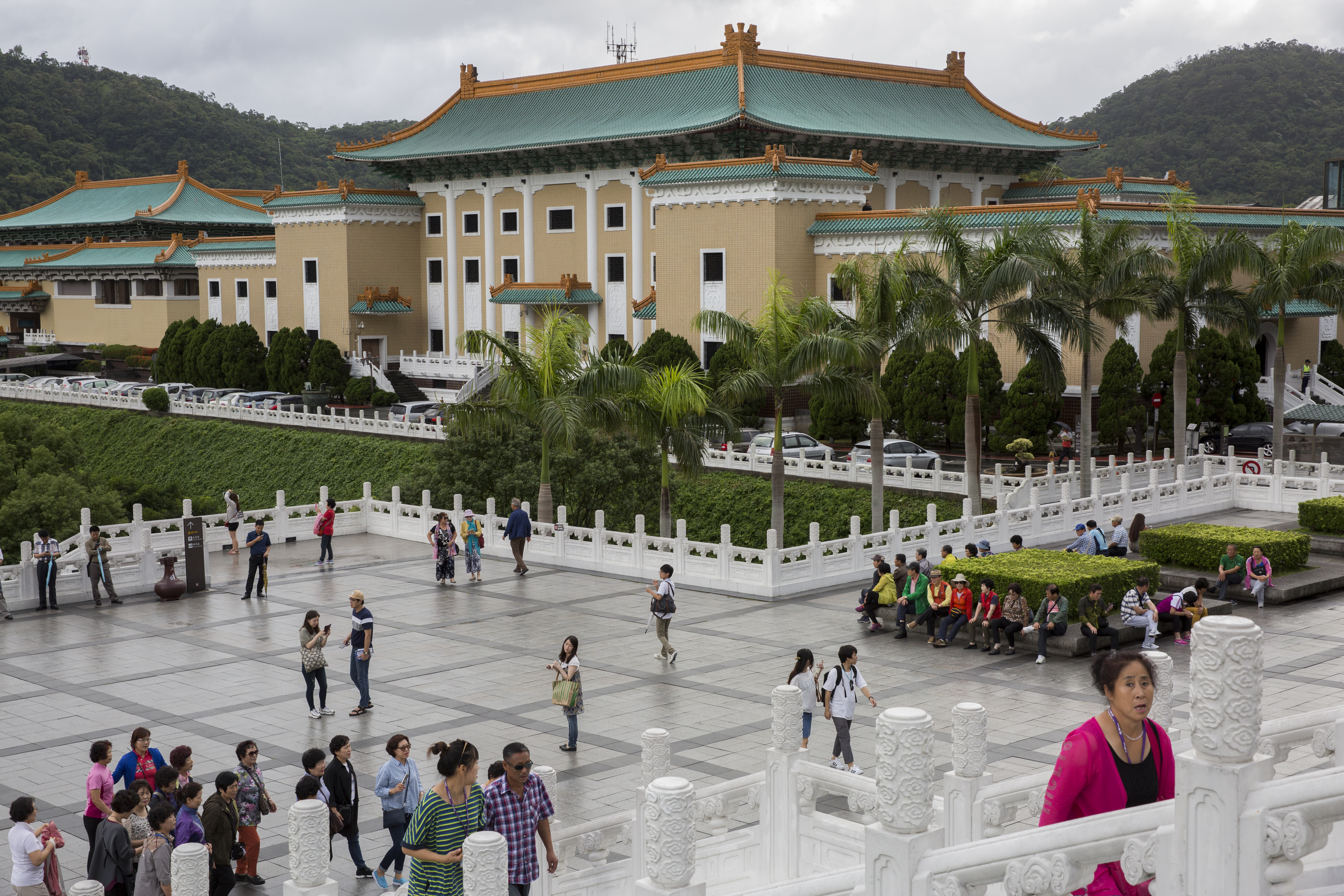 國民黨考紀會和不當黨產處理委員會，因故宮文物是否為黨產於臉書筆戰。（本刊資料照）