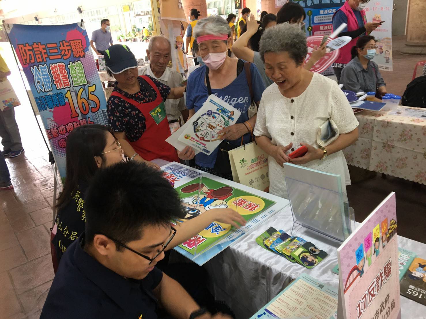 長者被詐騙情事頻傳，松山分局特別舉辦活動呼籲防詐。（松山分局提供）