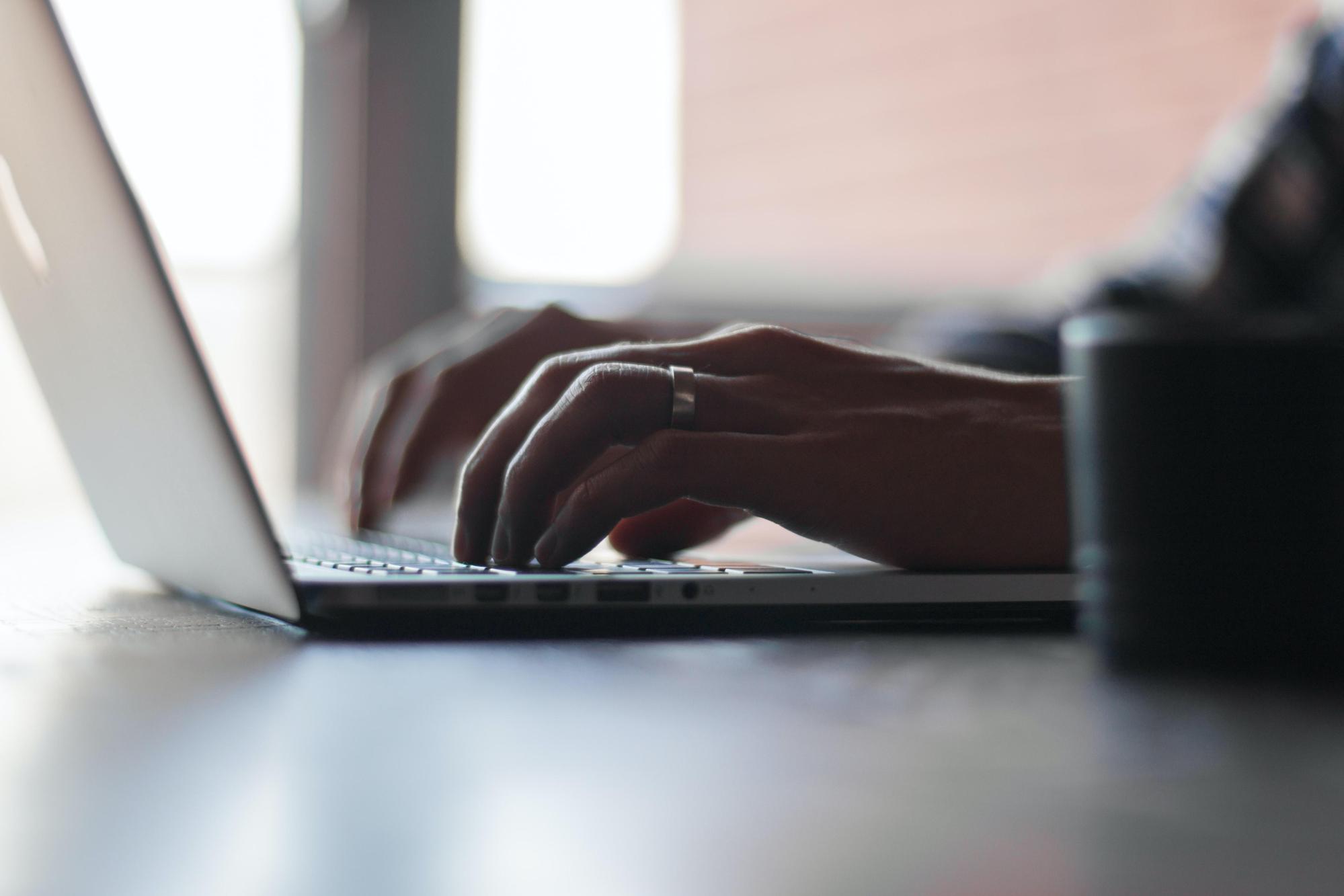 （取自Unsplash）近期有人上網結識對象、嘗鮮裸聊並求援交，受到正妹的吸睛照片及動人聲音吸引，落入詐騙集團圈套。