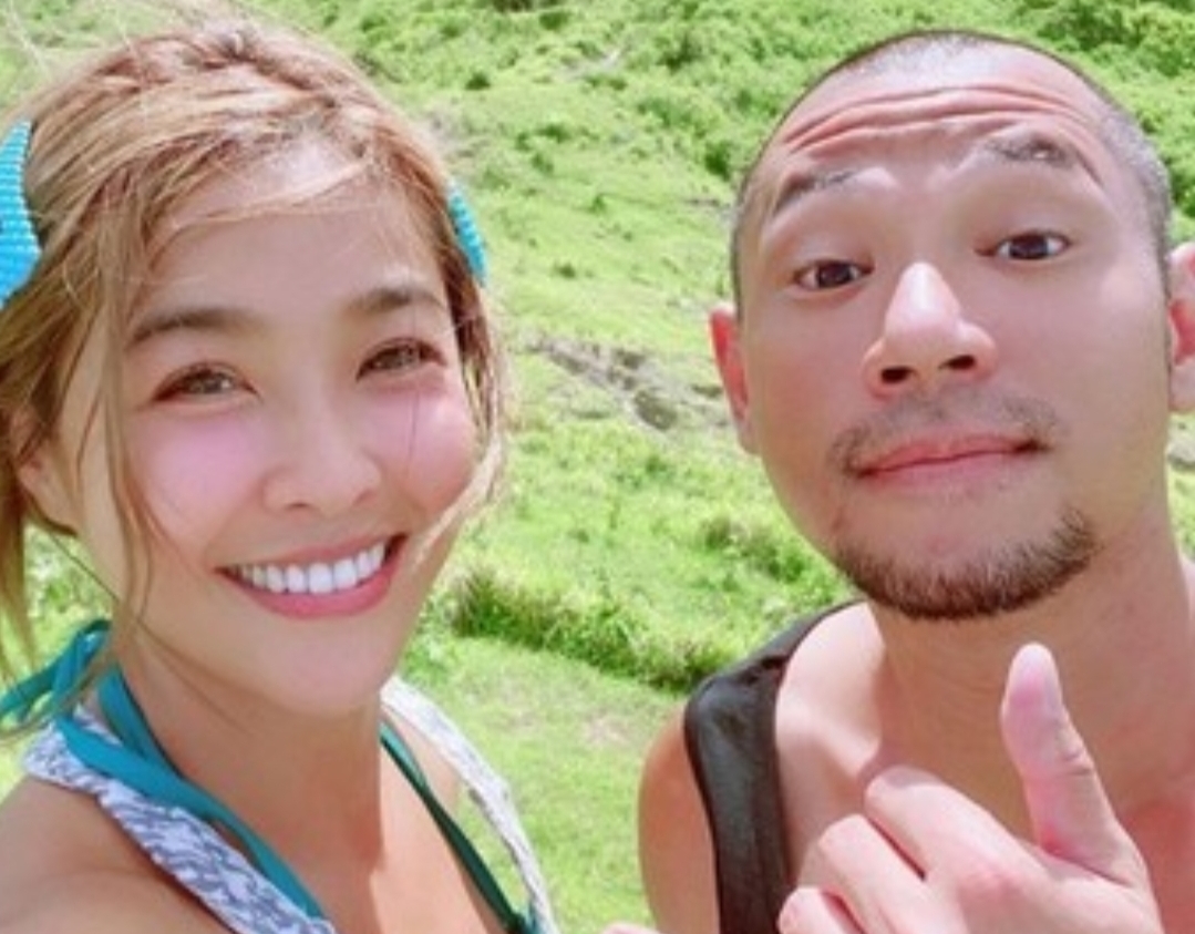 金剛po出和小嫻合照，甜蜜稱讚女友可愛，閃瞎網友。（翻攝自金剛IG）