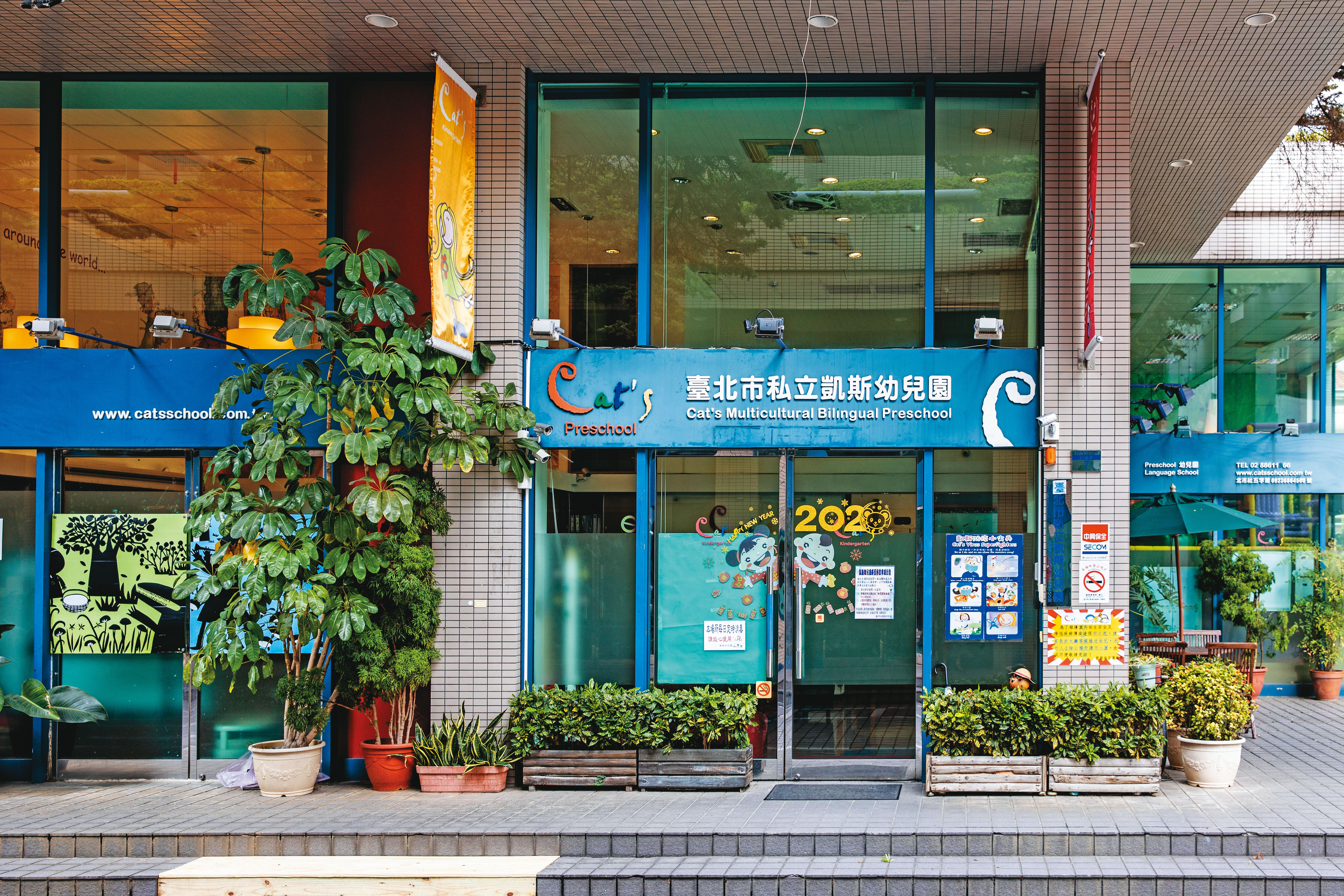 爆發虐童醜聞的凱斯幼兒園，校方強調第一時間就有作校安通報，經調查後「覺得老師踩到紅線」，也立即解聘該師。