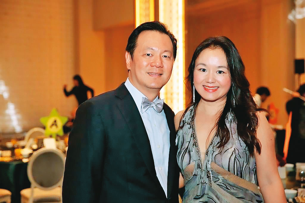 凱斯教育機構執行長吳敏蘭(右)夫婦,去年曾因虐童案向家長道歉。(讀者提供)