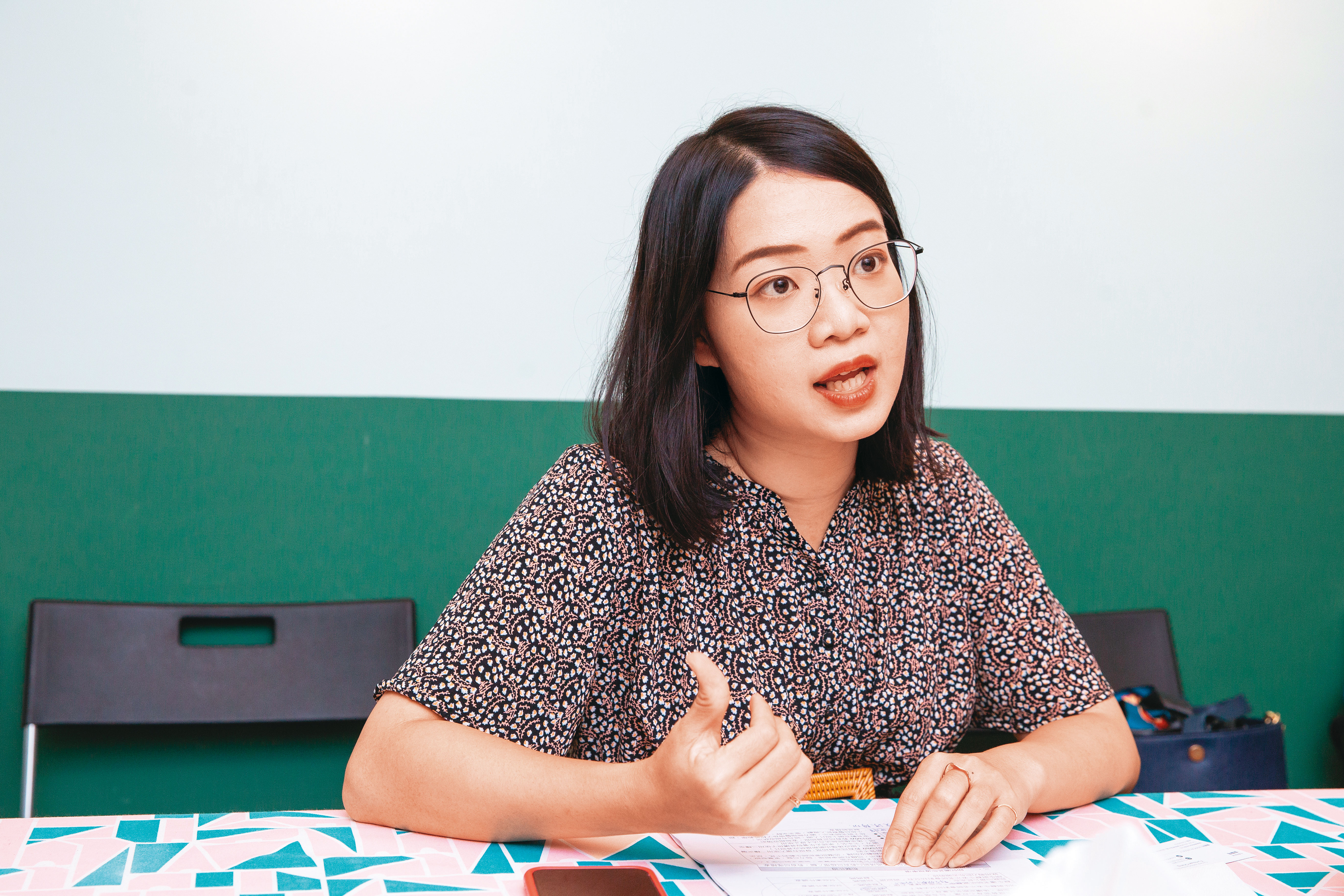 台北市議員黃郁芬痛批教育局的稽查系統失靈,無法保護幼童安全。