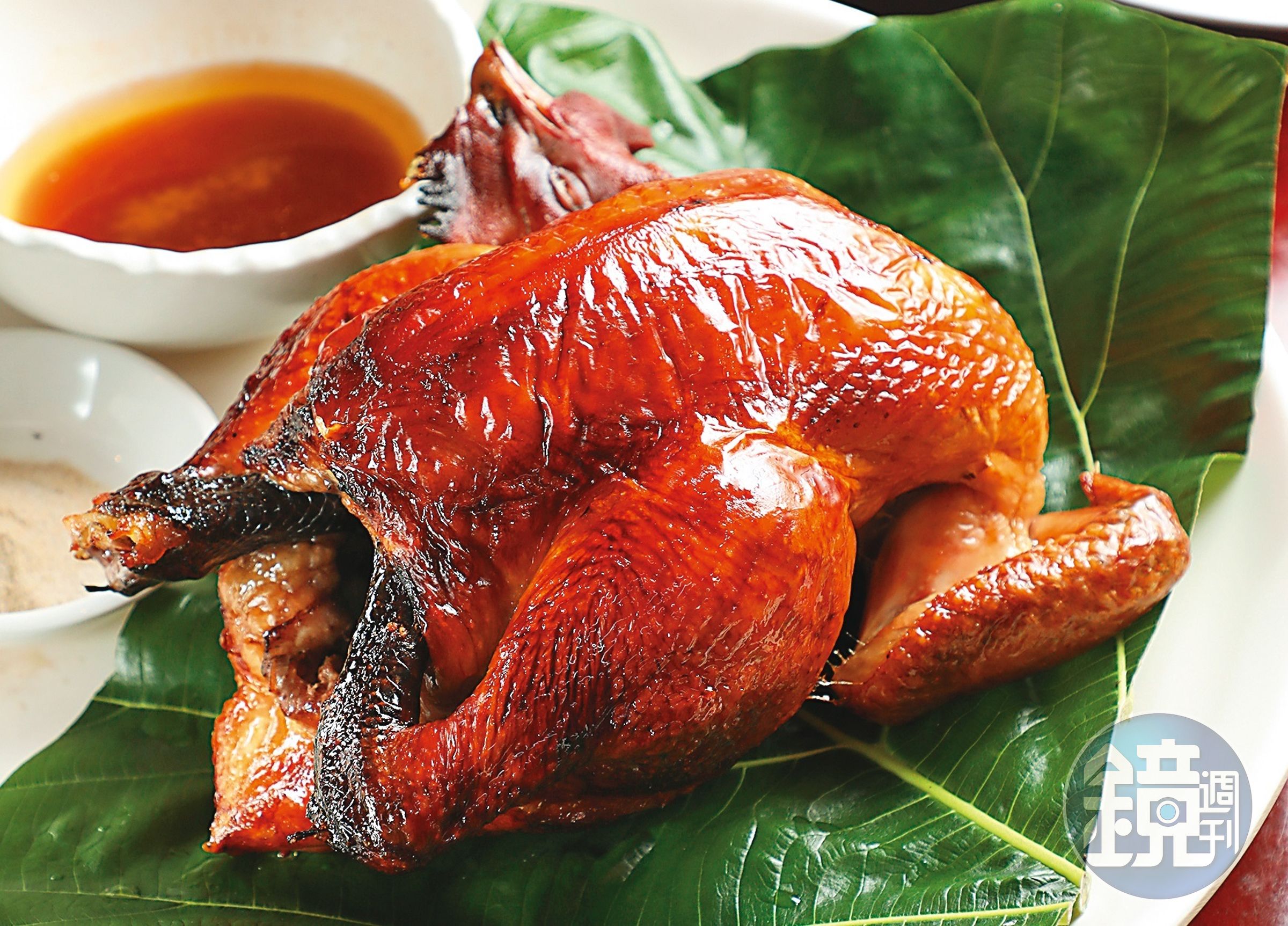 店家招牌「嘟嘟好甕缸雞」，皮香肉鮮嫩。（3,000元合菜菜色）