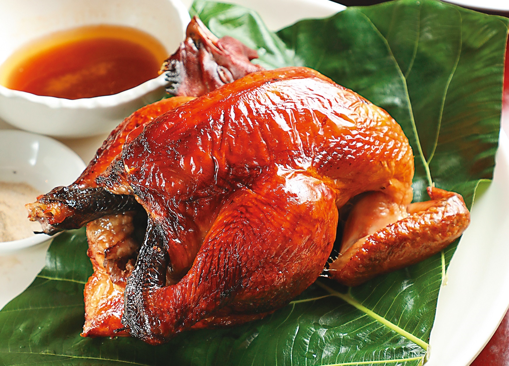 店家招牌「嘟嘟好甕缸雞」，皮香肉鮮嫩。（3,000元合菜菜色）