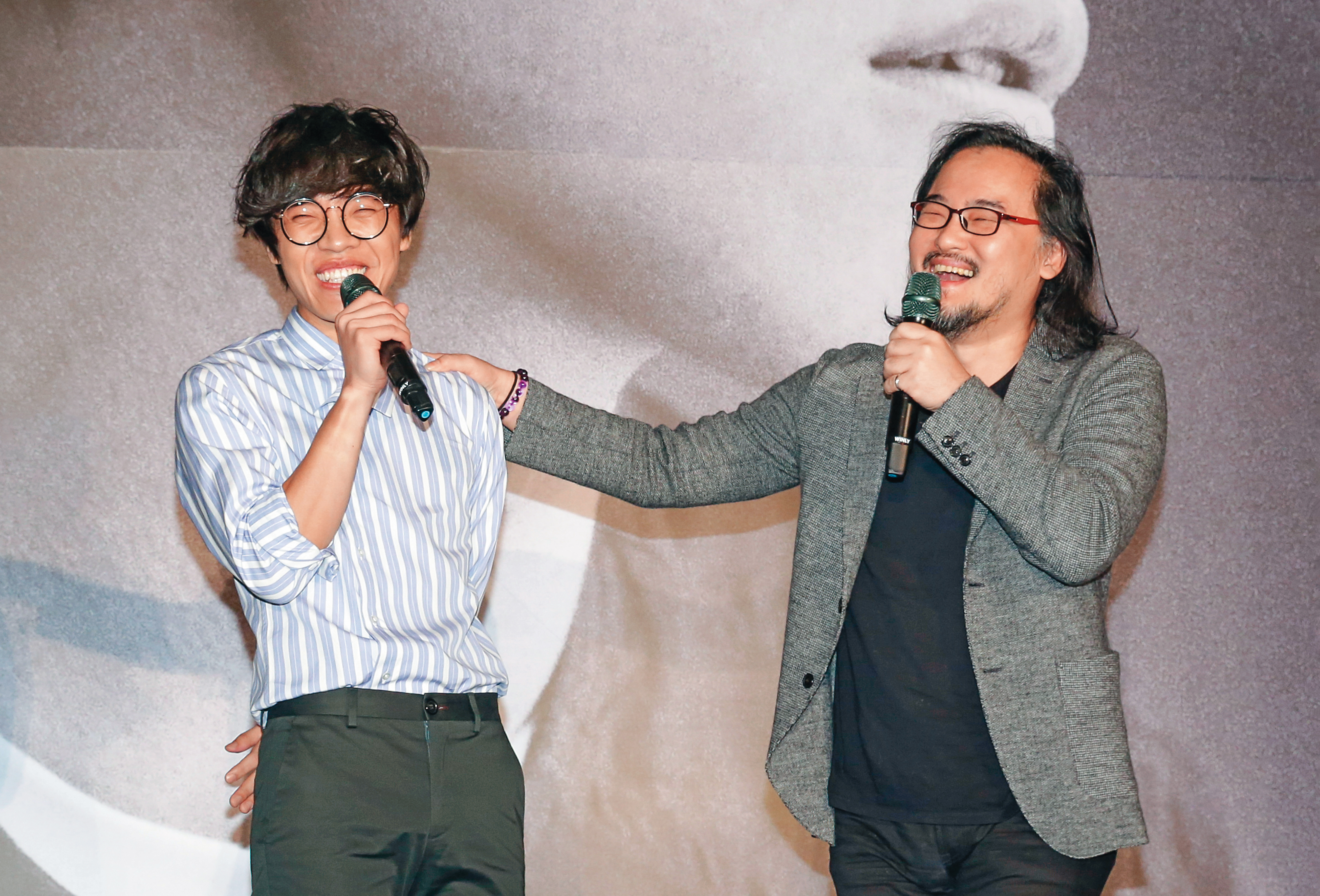 盧廣仲（左）參加淡江大學歌唱創作比賽「金韶獎」，遇上擔任評審的伯樂鍾成虎（右），從此兩人激發出不少好音樂。