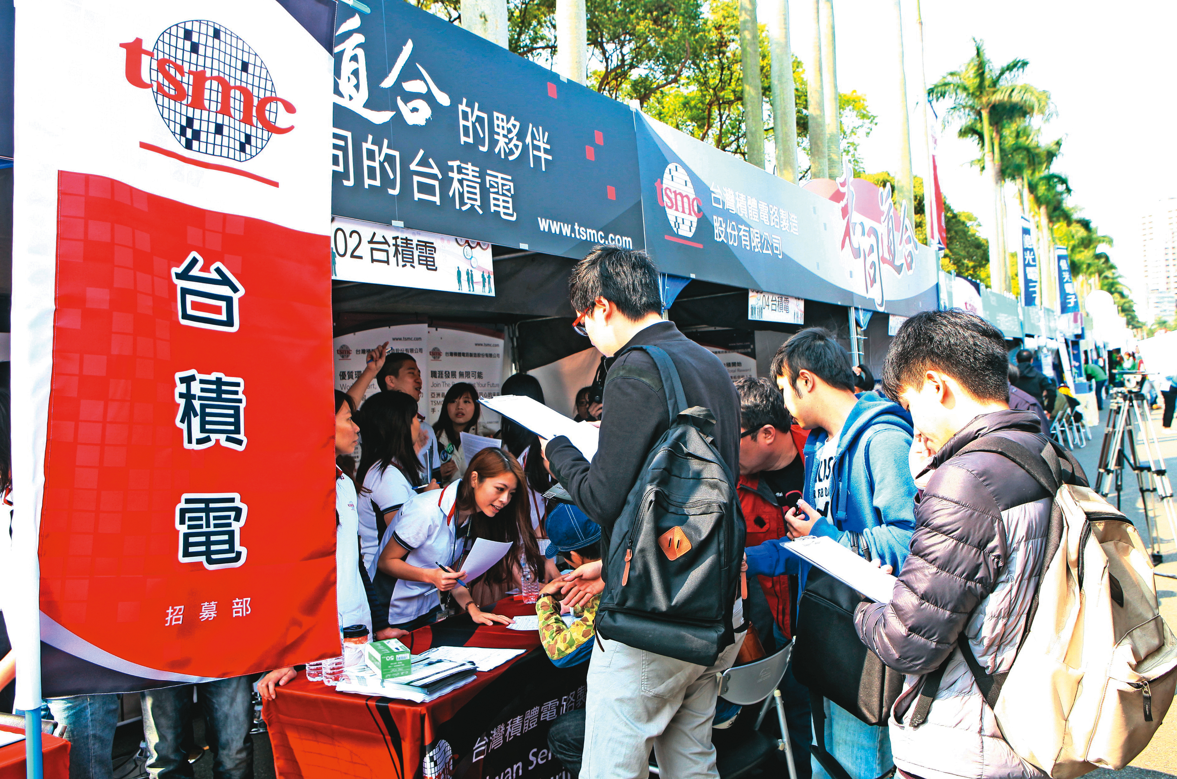 台積電計畫深入校園搶人，執行史上最大規模的徵才活動。