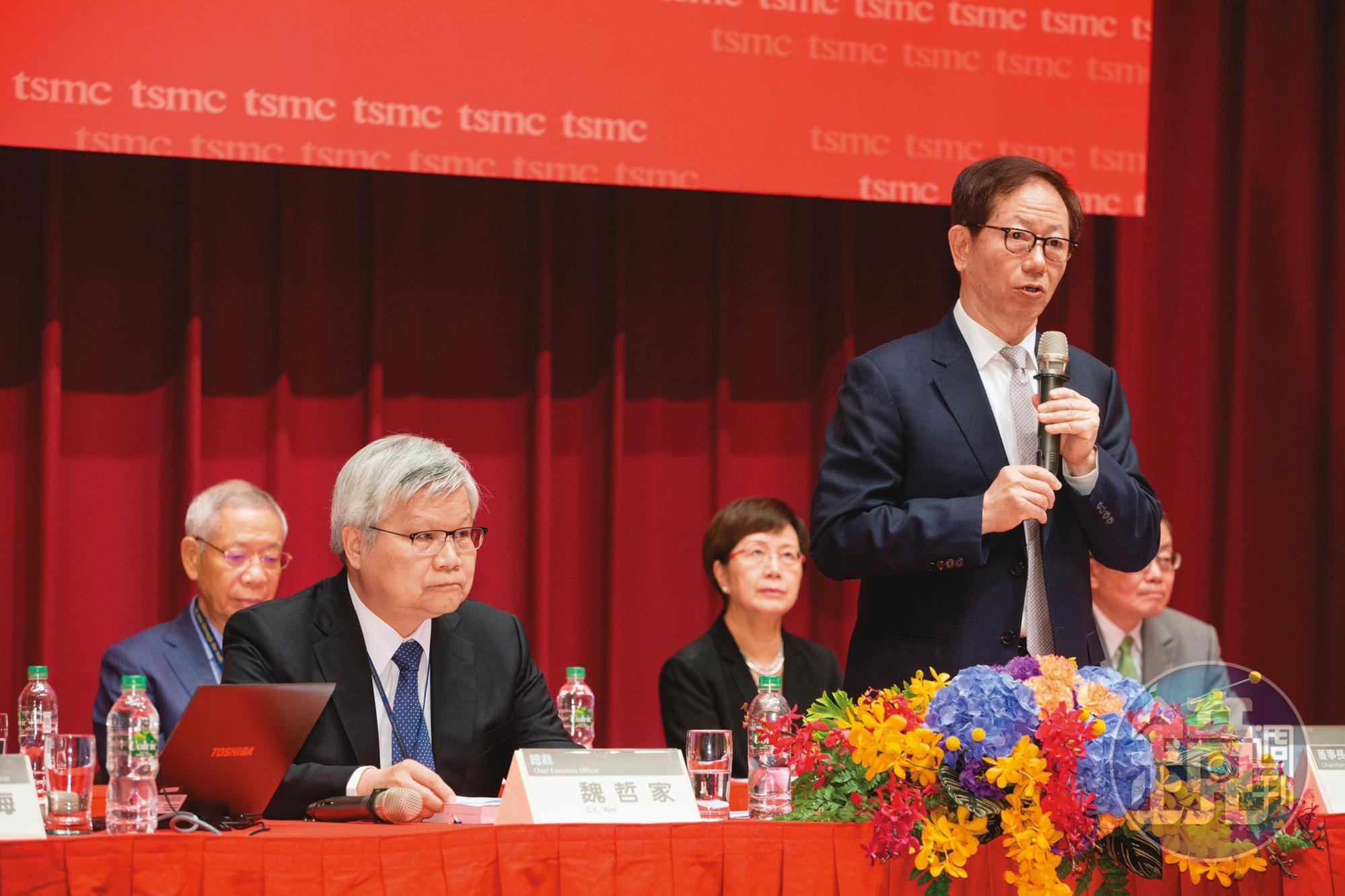 台積電已占得先機,接下來能否藉機乘勝追擊擊潰三星,就看劉德音(右)如何出招。