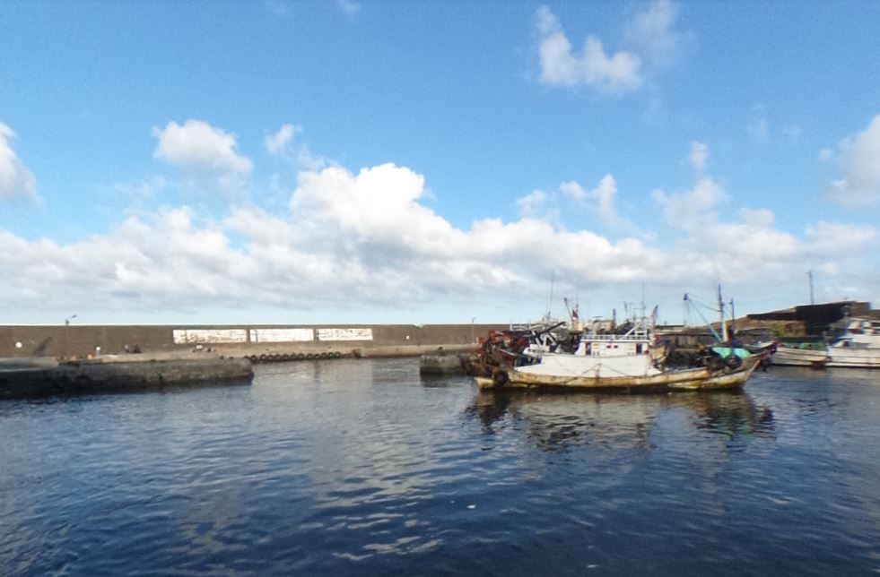 昨日宜蘭大溪漁港4名釣客，遭到長浪襲擊落海身亡。（翻攝自Google Map）
