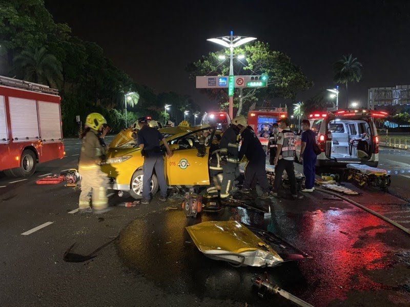 計程車遭肇事汽車猛烈撞擊，車體嚴重變形。（翻攝畫面）