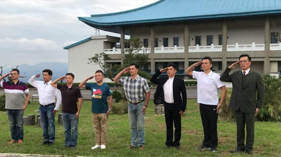 伊正（中）主演的《祭旗》強調要大家擁抱中華民國。（翻攝自伊正臉書粉絲團）