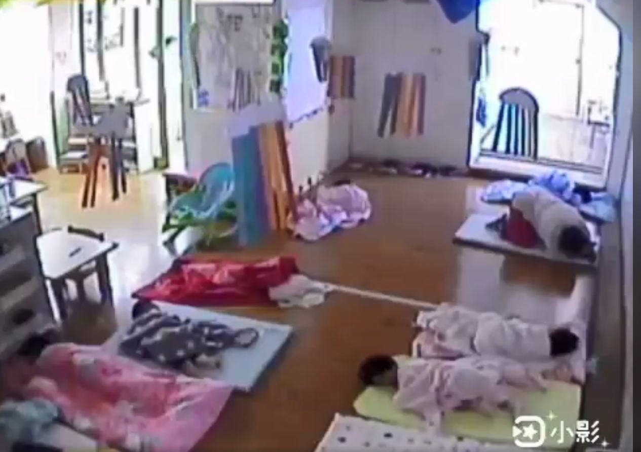 就看保母壓在幼童身上，看在家長眼裡，都十分心疼。（翻攝自臉書社團《靠北惡質幼兒園》）
